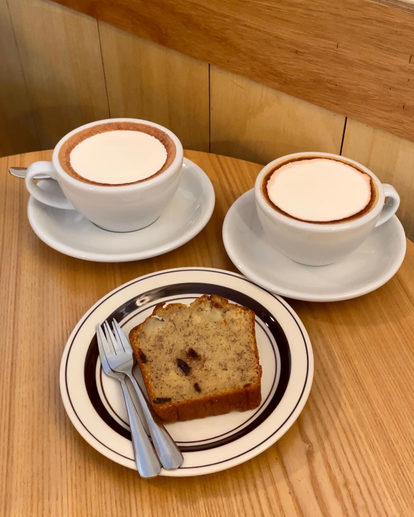 #협찬 🧂렁디커피 연남
커피맛이 좋은 아늑하고 따뜻한 연남동 신상카페☕️

연남동 북적이지 않는 골목에 위치해있어요. 덕분에 한적한 유럽 로컬카페에서 쉬어가는 기분이었습니다. 커피를 사랑하는 사람으로서 이 집만의 특별한 커피를 차분하게 즐길 수 있어서 행복했어요. 프랑스식 디저트 바나나브레드도 함께 먹어보세요. 부드럽고 바나나의 달콤함이 커피와 궁합이 좋아요. 커피맛은 말모말모 커피가 진짜 맛있었습니당🫶🏻

서울 마포구 연남로3길 40 1층 103호

#협찬 #렁디커피 #연남동카페 #연남동카페추천 #홍대카페 #홍대카페추천 #서울신상카페 #연남동맛집 #연남카페 #커피맛집 #커피 #프랑스감성 #유럽감성 #크림슨티 #바나나브레드 #아늑한카페 #따뜻한 #깔끔한카페 #커피스타그램 #카페추천