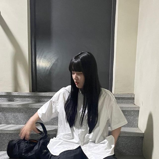 유수빈 on Instagram: ”오버핏 형태로 여유있는 실루엣이 매력인 스탠다드에러 반팔 셔츠👔 #광고#시티보이#스탠다드에러X텍토리#광고#스탠다드에러#standarderror#남여공용#데일리룩#무신사#맨투맨#20대셔츠#시티보이셔츠#スタンダードエラー #スウェット#半袖シャツ”