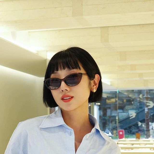 🇰🇷 푸쉬민다 on Instagram: "#광고 안경 & 선글라스 좋아한다면👓 #윤한남 💜 YUN 에서 신상 선글라스 장만했어요 🕶️

🇩🇪YUN은 베를린에서 시작한 아이웨어브랜드로, 베를린 / 성수 /판교 그리고 한남에 지점이 있는 있으며 인스토어 프로덕션 시스템으로 렌즈와 프레임까지 한곳에서 맞출 수 있는 만큼 합리적인 가격으로 #안경 & #선글라스 get 할 수 있어요!🫶🏻 

무엇보다 안경 가격에 도수렌즈가 포함되어 있으며, 모든 안경을 선글라스로 선택 가능하며, 모든 선글라스 구매시 다른 컬러 렌즈 / 도수 안경렌즈로 교체 가능하다는 점이 신박하더라구요! 내 피부톤에 맞는 #틴트선글라스 맞추기 좋겠죠!?

유니크한 프레임의 #뿔테안경 과 #캣아이선글라스 중 고민하다가 선글라스로 선택했어요! 브라운컬러가 살짝 투명테 감성이 있어 지금부터 여름까지 착용하기 좋겠더라구요~

감성적인 인테리어에, 담백한 디자인의 아이웨어로 쇼핑하기도 좋은 #한남쇼룸 YUN 💜 한남동 놀러가신다면 꼭 들리기~😎

#한남핫플 #한남핫플레이스 #이태원핫플 #이태원핫플레이스 #용산핫플 #용산핫플레이스 #한남데이트코스 #한남동 #glasses #sunglasses #itawon"