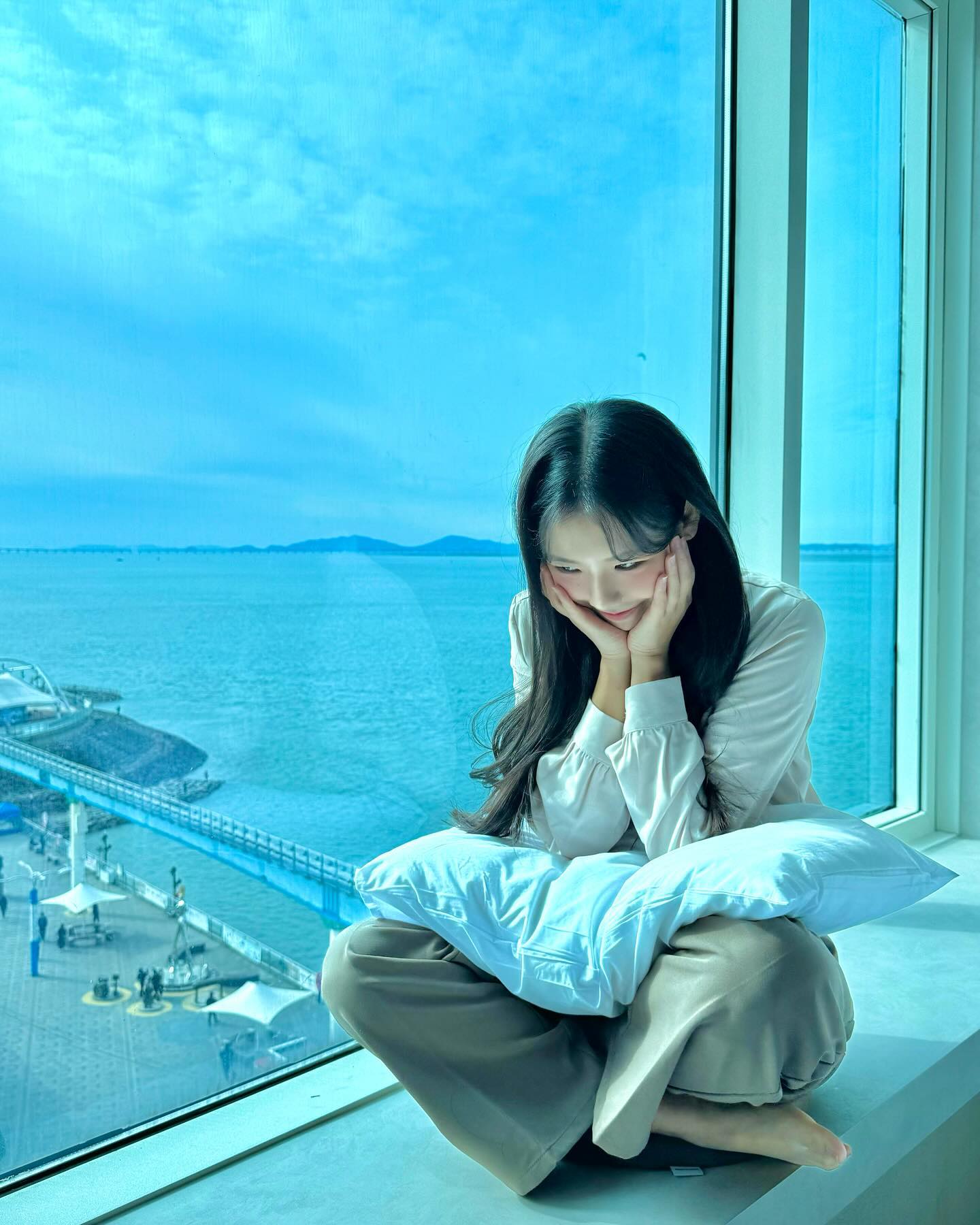 #협찬 월미도 바다뷰 호텔🌊 

저는 이맘때쯤이면 가볍게 여행 다녀올 수 있는 월미도를 가는데요, 이번에는 블루마린호텔에 다녀왔어요! 

바로 앞 펼쳐진 바다뷰를 보며 힐링 하기 적합해요ㅎㅎ 
월미도 유일한 오션뷰 호텔이라는 점이 가장 마음에 들었고 호텔과 바다가 1초거리라 굉장히 가깝습니다. 나가면 바로 바다였어요! 

밖으로 나가면 마이랜드 구경하고 바다를 따라 조개구이와 횟집이 있어 늦게까지 놀다 들어오기 좋았습니다🙌

호텔 예약 및 정보
blue_marinehotel 

photo by dear__imoeyr 

#월미도호텔 #월미도숙박 #인천월미도호텔 #월미도테마파크 #월미도선착장 #월미도가볼만한곳 #월미도 #맞팔 #팔로우 #선팔 #여행지 #11월여행 #겨울여행 #서울근교여행 #오션뷰호텔 #오션뷰 #조개구이 #호텔 #모델 #사진 #모델사진 #스냅 #나들이 #긴머리 #헤어 #뷰티 #여행 #패션 #쥬얼리