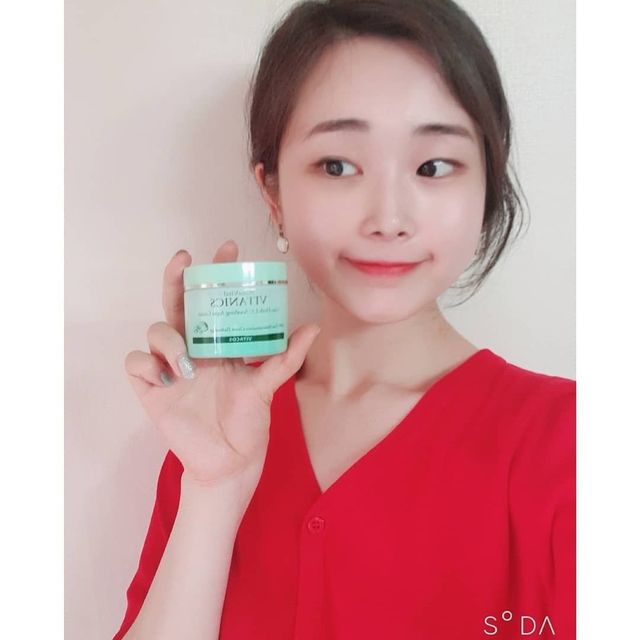 은지 on Instagram: "허브 액정 수딩 수분 크림 🐳 . 요즘 같은 무더운 여름 날씨엔 비타닉스 수분 크림 강추 💙 . #비타닉스#수분크림#추천#산뜻 #세상#촉촉#피부진정#아쿠아 #모이스처#미세입