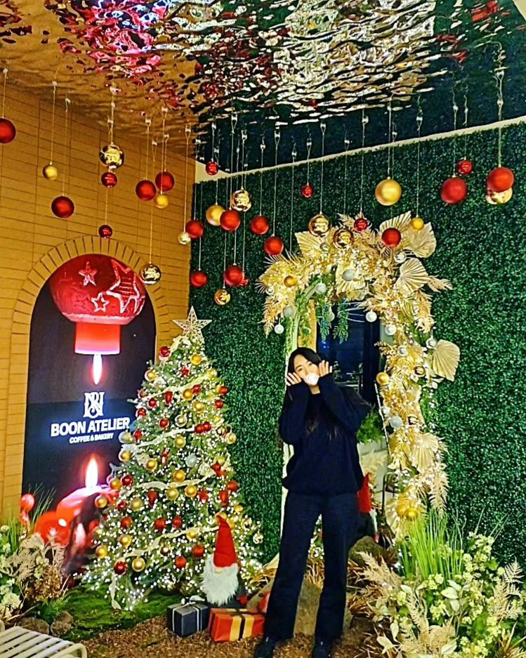 ㅡ
밧데리 나가서 넘의폰으로 사진 찍기
누가 보면 크리스마스 트리 찾아 다니는줄 알게써
카페 1층 코너에 크리스마스🎄 포토존 잘해놔또ㅏ
무탈한 하루 감사해야지🙏 크리스마스 잘가🙋‍♀️
근데 바지 무릎 나온거니😆😆

#크리스마스 #연휴안녕