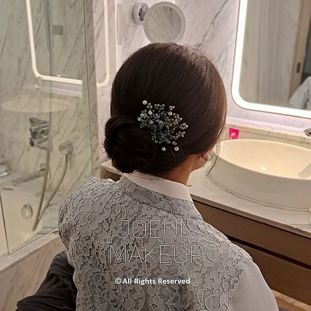 .
가족결혼식 참석 하시는 고객님 💐 
긴머리 그대로 가채없이 자연스럽게 번헤어로 올림머리 진행해드렸습니다 ^^

예식후 정성담긴 후기글과 선물 보내주셔서 너무 감동했습니다!! 감사합니다~ 행복하세용 🙇‍♀️ ❤️ 

#출장메이크업#구로메이크업#한복머리#번헤어#조은메이크업 #makeupartist#koreahairstyle#joeunmakeup