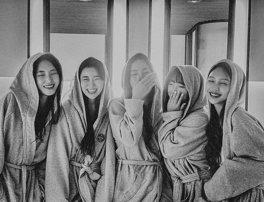 두 몸에 깃든 하나의 영혼, 세월이 흐를수록 깊어지는 소중함

어려움에 처했을 때 손을 내밀어 주고 기쁨을 함께 나눌 수 있는 존재 🖤 

인생의 가장 큰 선물, 내 사람들 모두 감사해요 :)