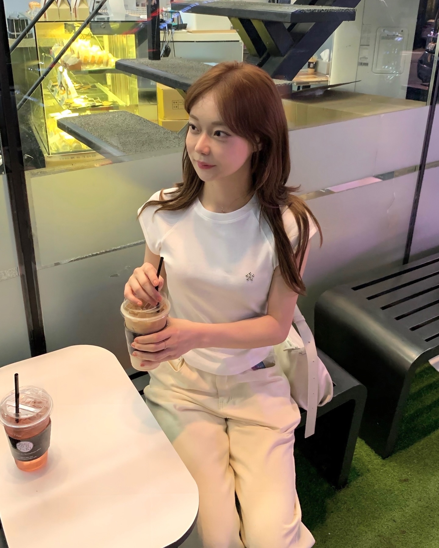 #광고 porterna_ #포르테나

가볍게 멋내기 좋은 #PTN #포르테나자체제작 티 🤍

*스터드 디테일이 매력적인 스톤 레글런 티셔츠는 자사몰에서 구매하면 당일 출발까지 돼요! 🚗