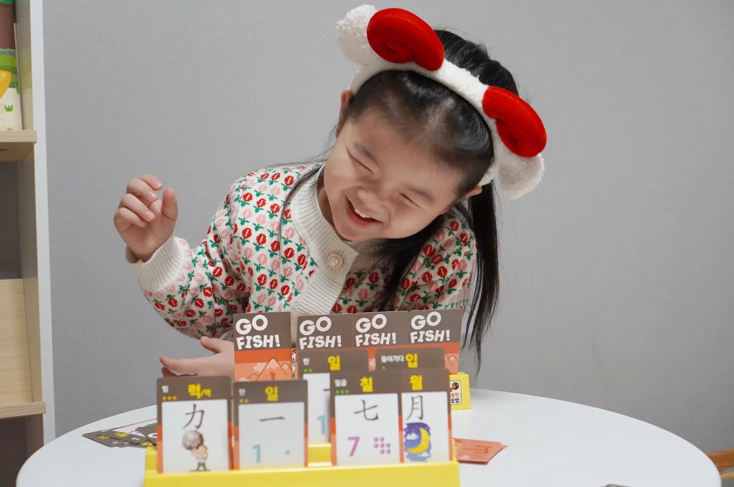 #협찬 #행복한바오밥 #고피쉬한자8급

애봉이의 일상에 한자 한 방울 추가하기!!!
아직 한자의 개념도 모르고 한자라는 단어도 생김새도 모르고 있는 애봉이에게
[고피쉬 한자 8급]을 쓱~ 내밀었어요,.

​아직 한글 읽기가 완벽하지 않아서 더듬더듬 읽긴 했지만 이미 해본 적 있는 고피쉬 이기 때문에 거부감 없이 게임 시작!!!

게임을 다 하고난 뒤 
👧🏻"엄마 나 이모 놀러 오면 한자 또 할래"
👩🏻"한글보다 한자가 재미있어??"
👧🏻"아니 그건 아닌데 한자 잘 모르니까 연습하려고!!!" 

​기특한 애봉👧🏻

#고피쉬 #한자카드 #겨울방학 #한자급수 #8급 #행복한바오밥 #보드게임 #엄마표놀이 #보드게임추천 #놀이학습