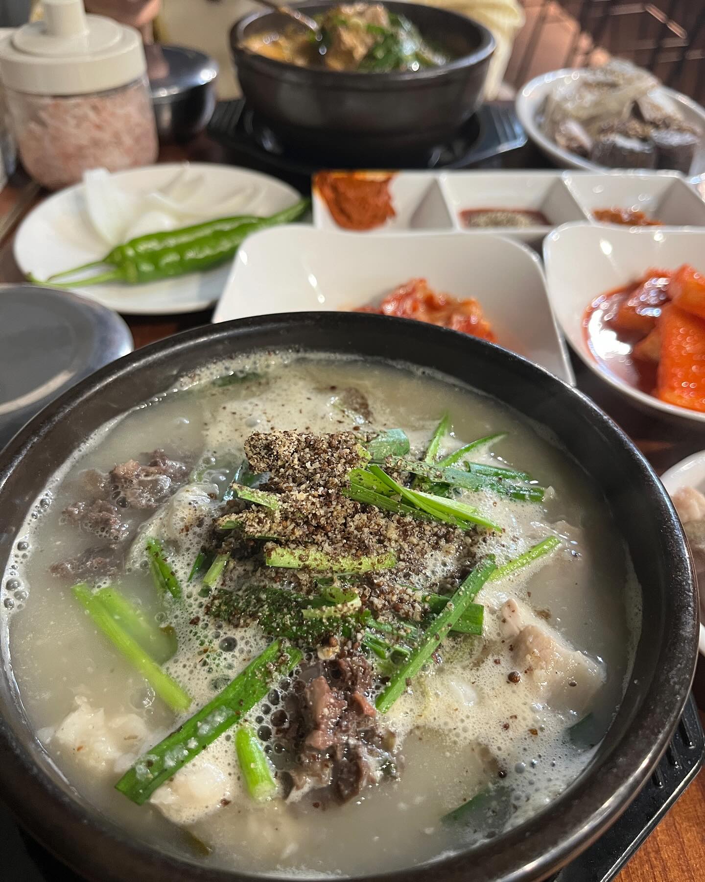 #협찬 #용완네순대국 
수진역근처에 해장하기도 좋고
한잔하기엔 더 좋은 용완네순대국😍
잡내 1도없고 해장하러와서
국물 먹자마자 소주 생각나는 그런곳,,👍🏻
((제주 돈사골만 사용하신대요 !!!))

정식으로 시키면 따로 주문한거같은
머릿고기와 순대도 종류별로 한대접씩
따로 주시는 용완네사장님🥹 
사장님 남는게 있으신지요 ???!!!
순대국자체도 푸짐해서
양 많은 우리커플은 진짜 배 뚠뚠하게
해장 잘하고 왔어요~!~!~!

차를 가지고가서 해장술 못한게
넘 아쉬웠어요ㅠㅠㅠ
담엔 차두고가서 순대국에
소주콸콸 하고와야겠어요❤️🤤❤️

📍깔끔한맛 좋아하면 정통순대국, 얼큰한맛은 얼큰순대국
📍정통순대국정식 12000원, 얼큰순대국정식 13000원

🏠
경기 성남시 중원구 광명로 89 157호
🕰️
매주 일요일 정기휴무
월-토 12 : 00 - 22 : 00
📞
0507-1403-0403
🅿️
상가주차장 2시간무료

#성남동맛집 #성남순대국 #성남순대국맛집 #수진역순대국 #수진역맛집 #수진역혼밥 #수진역밥집 #수진역순대 #수진역국밥 #수진역해장 #수진역수육 #수진역한잔하기좋은곳 #성남센트럴푸르지오시티 #리뷰노트