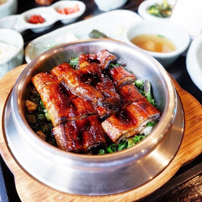 솥밥 전문점에서 먹방😄

광안리해수욕장 근처에 위치하고 있어 놀러갔다가 가기 좋은 곳으로
건강하게 먹을 수 있는 메뉴가 많은 곳⁉️

장어솥밥의 장어는 쫄기하면서 소스가 적절하게 베어들어있어 
밥이랑 먹으면 그냥 먹어도 맛있지만 같이나온 물을 부어 말아서 먹는것도 별미에요❤️

스테이크덮밥도 비벼서 소스는 개인의 입맛에 맞게 넣어 먹을 수 있고 
밥를 덜어낸 후에는 누룽지가우3스푼 넣고 물을 부었다 마무리로 드시면
고소한 누룽지탕도 맛 볼 수 있어요^^

새우튀김도 매일 직접 손질해서 만드신다는데 맛있더라구요😍

광안리밥집 찾우신다면 츄천츄천 합니다❤️

#일상 #데일리 #먹방 #먹스타 #먹스타그램 #광안리맛집 #광안리밥집 #광안리먹거리 #남천동밥집 #광안리해수욕장맛집 #솥솥광안점 #맛있어요 #좋아요 #좋반 #좋아요반사 #한줄반사 #인친해요 #선팔하면맞팔 #맛저