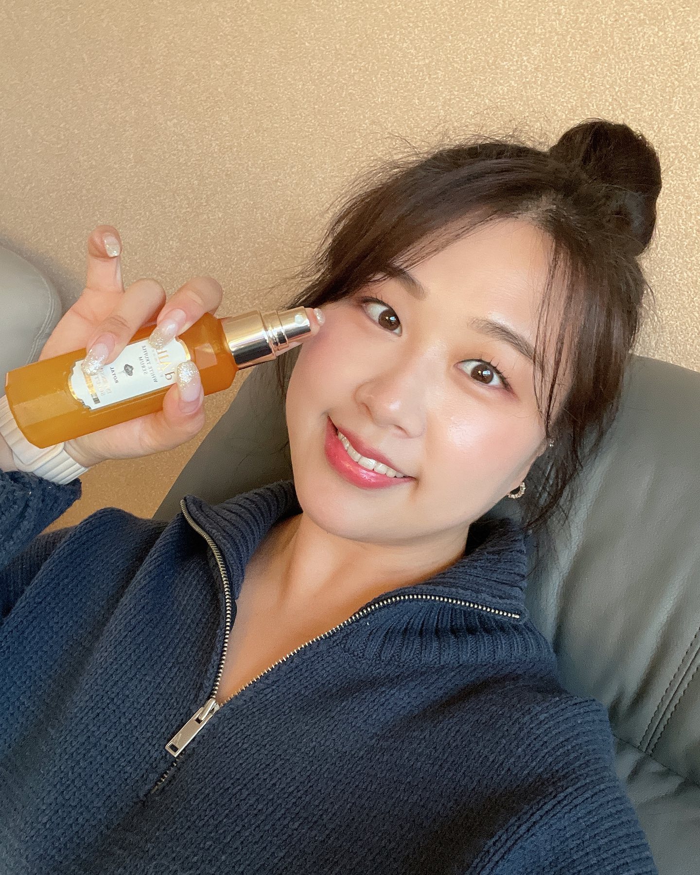 #광고
벌써 공병만 10병이 넘은 #달바미스트
⠀⠀⠀⠀⠀⠀⠀
이탈리아 조향사 Giovanni  festa와콜라보로 탄생한 아로마틱 시트러스 플로럴향으로 질리지 않고 오래도록 손이가는 제품이에요:-)
⠀⠀⠀⠀⠀⠀⠀
두번째 사진처럼 안개미스트로 곱게 뿌려져 토너, 미스트, 세럼, 에센스 기능을  세안후, 화장전후 한번에 해결할 수 있어요!
⠀⠀⠀⠀⠀⠀⠀
집, 사무실, 여행 중에 정말 잘 사용중인 제품 주변 지인들에게도 선물 정말 많이했는데 날씨 건조해지니 달바미스트로 피부관리하세요💛
⠀⠀⠀⠀⠀⠀⠀
#달바로얄세럼 #세럼추천 #미스트추천 #미스트세럼추천
#달바세럼시즌5 #항산화세럼 #비건세럼 #화이트트러플