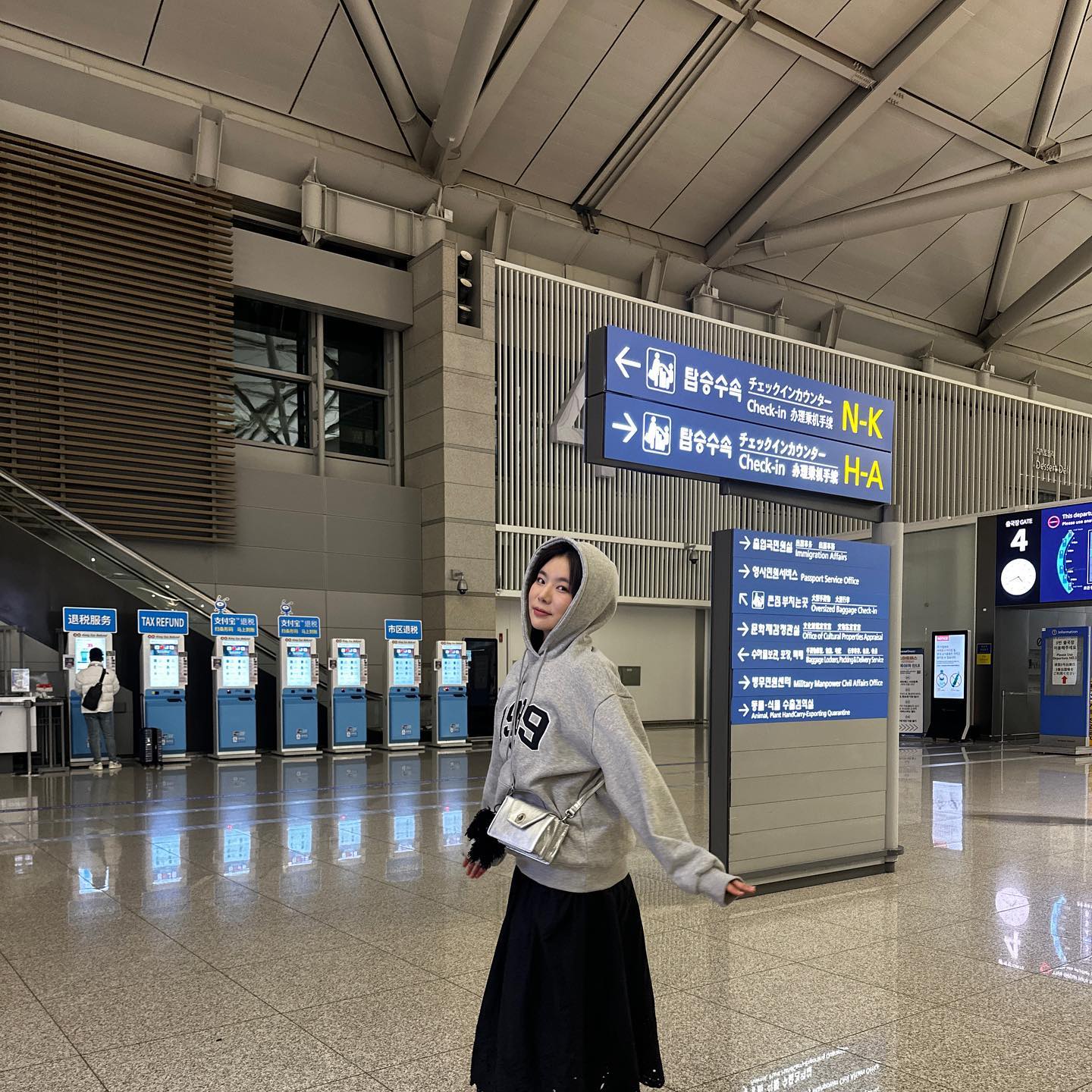 베트남 놀러가는쥬웅✈️🖤

공항에선 후드티가 최고오💗
안에 원피스에 기모후드티 입으니까 휴양지 놀러가는데 넘 좋다💗 

따숩고 편하구 넘 예쁜 내 후드티💗💗
1989standard 
#공항패션 #1989스탠다드 #1989standard #OOTD #데일리룩 #후드티
