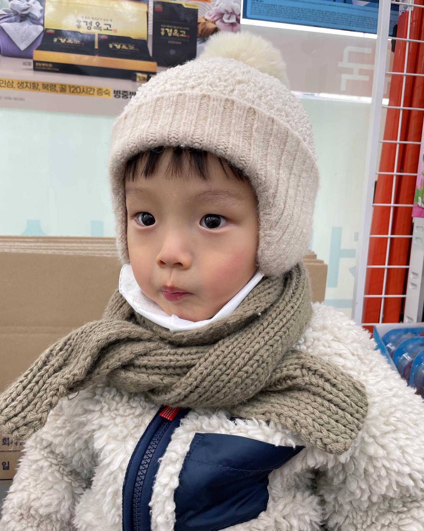 #퇴원후

볼살이 쏙빠지고
허리두얇아져서 팬티도줄줄내려오곸ㅋ
외할머니가보고 안쓰러워서 소고기사주셧는데

집나간입맛이 안돌아와서 조금만먹고
집에선만두만 찾는다ㅠㅠ

며칠병간호하느라 엄마몸살득템
나름 좋은체력이라 자부심부렷엇는데  흠..

그리고
많은인친님들, 얼굴도본적없는맘님들께서
우리담이 걱정해주셔서 넘넘감사합니다
많은위로가 되엇어요🫶🏻
이래서 인스타를 끊을수가없어요ㅎㅎ

#모든아가들
#건강하게만자라다오