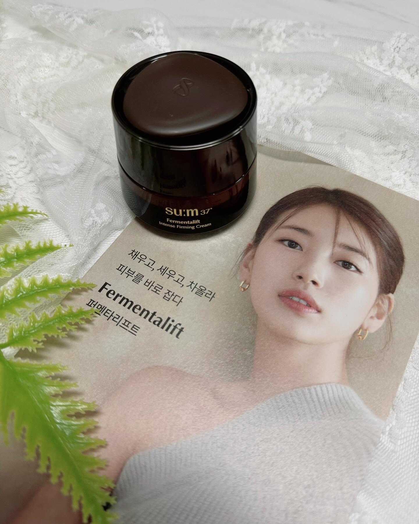 #광고 sum37_official

채우고,세우고,차올라 피부를 바로 잡는
숨 퍼멘타리프트 인텐스 퍼밍 크림🤎

60년 발효 다크티와 트리플 V펩타이드의 탄력 에너지로
리프팅 및 광채 개선과 다각도 탄력 개선 효과를 
선사하는 페이스&넥 크림 🤎

부드럽게 밀착되어 빠르게 스며드는 
고탄성 밤타입의 크림으로
즉각적인 피부 리프팅감을 선사해주고,
피부속 한겹한겹 영양을 채워준답니당 😍😍

#15그램 #15그램뷰티 #15그래머 #숨37 #sum37 #숨37퍼멘타리프트 #퍼멘타리프트 #Fermentalift #탄력크림 #탄력케어 #스킨케어 #민감피부케어