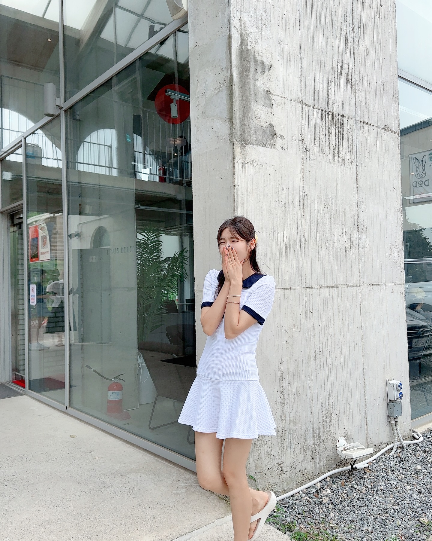 살쪄서 왔다고 구박받은 하루 🥹😆😆😆
몽골가서 살빠져올줄 알았는데 더 쪄서 와버렸다 

제일 그리웠던 바닐라라테 마시러 바로 카페로 
역시 아바라 최고🍀

myrosebin 
오늘도 역시 마이로즈빈 원피스착장 
포인트 카라에 얇은 원단이 지금 입기 딱 좋은 옷이에요! 

치마부분은 셔링으로 힙부분을 커버해줘서 
날씬해보이는 효과까지 완벽쓰🤟🏻 

여름가기전에 예쁜 원피스입어보세용🍀 

#협찬 #서포터즈 #마이로즈빈 #원피스코디 #원피스추천