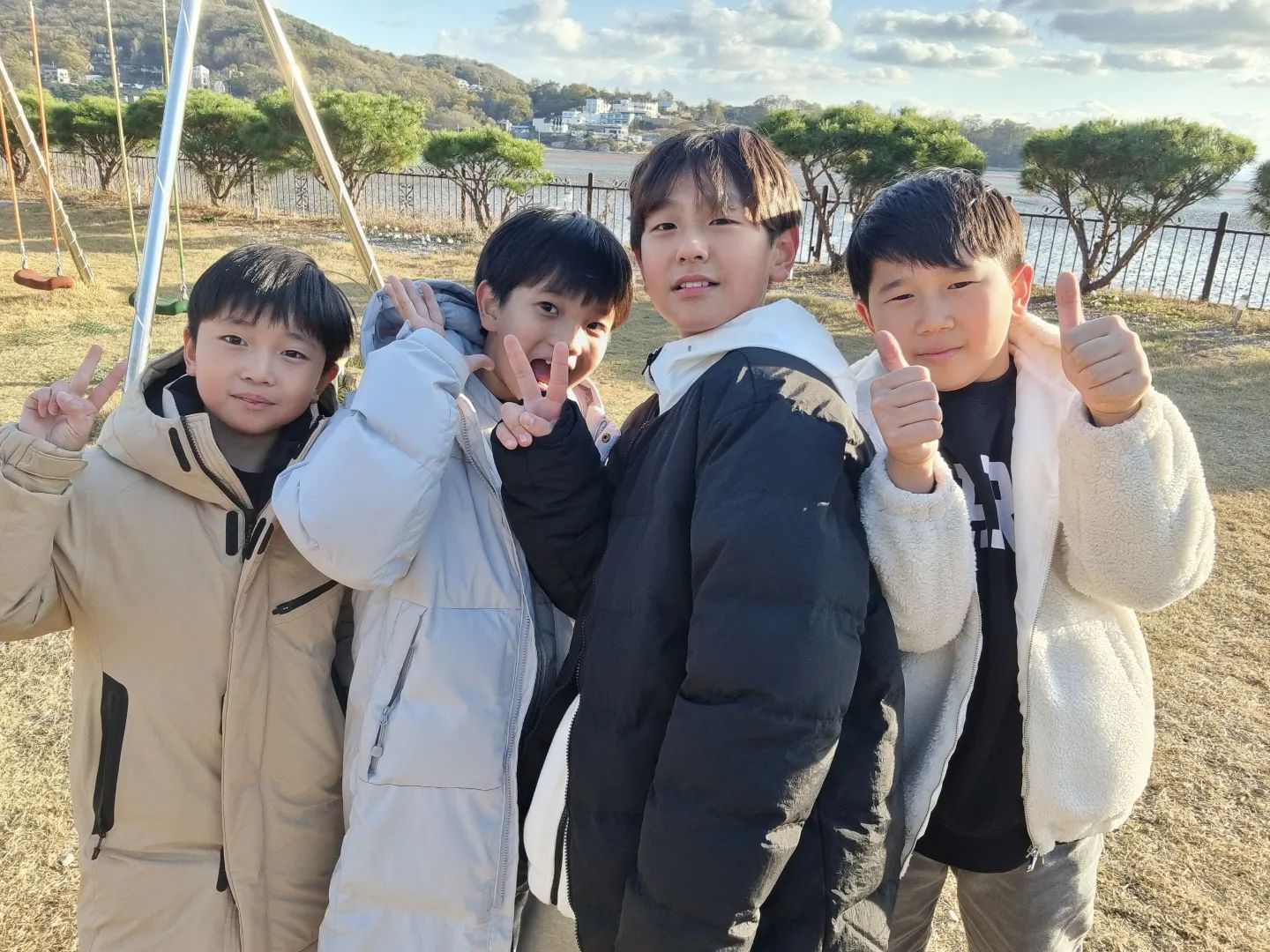 #２０２３１１１７ ~18

첫눈온날❄️
11살우정여행🩵

웃는얼굴 너무좋다
니들이 행복해야 엄마들도 행복해🫶

언니들 덕분에 나 좀 찔리게..🤣
편했던 여행✨️

#강화여행 #강화우정여행
#봉주르펜션
