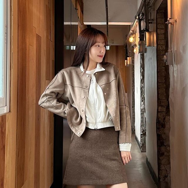 주으니 | 패션 on Instagram: "아직두 어그부츠 고민중인 사람?! 눈위에 그린 하트가 쏙 새겨져 있는 마크모크 어그부츠 어때~❄️ 높은 기장감으로 귀여움은 물론 소가죽, 양털 사용으로 퀄리티