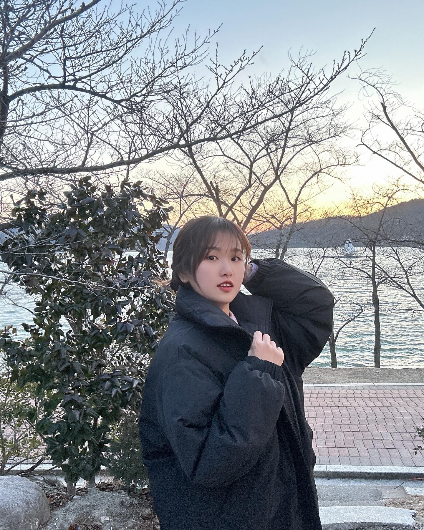 #협찬 lazybee.official 

편안한 착용감에 하나만 입어도 포근따뜻한 레이지비 롱 패딩🖤 하프 기장으로 원피스 스커트룩 아우터로도 잘 어울리고, 점퍼스타일이라서 툭툭 입기 좋은 휘뚤마뚤 패딩! 낙낙한 오버핏이라 레이어드하기도 좋아요. 오전 11시 전에  구매하면 당일에 받아볼 수 있으니까 영하 날씨 레이지비 롱 패딩과 함께 ☃해요❄️

✔️익스플로어 에어셀 몬스터 롱 패딩 (블랙)

#레이지비 #LAZYBEE #패딩코디 #겨울패딩 #신상패딩 #샷패딩 #롱패딩 #데일리코디 #패딩패션 #겨울점퍼 #경량패딩 #패딩브랜드 #패딩추천#패딩점퍼