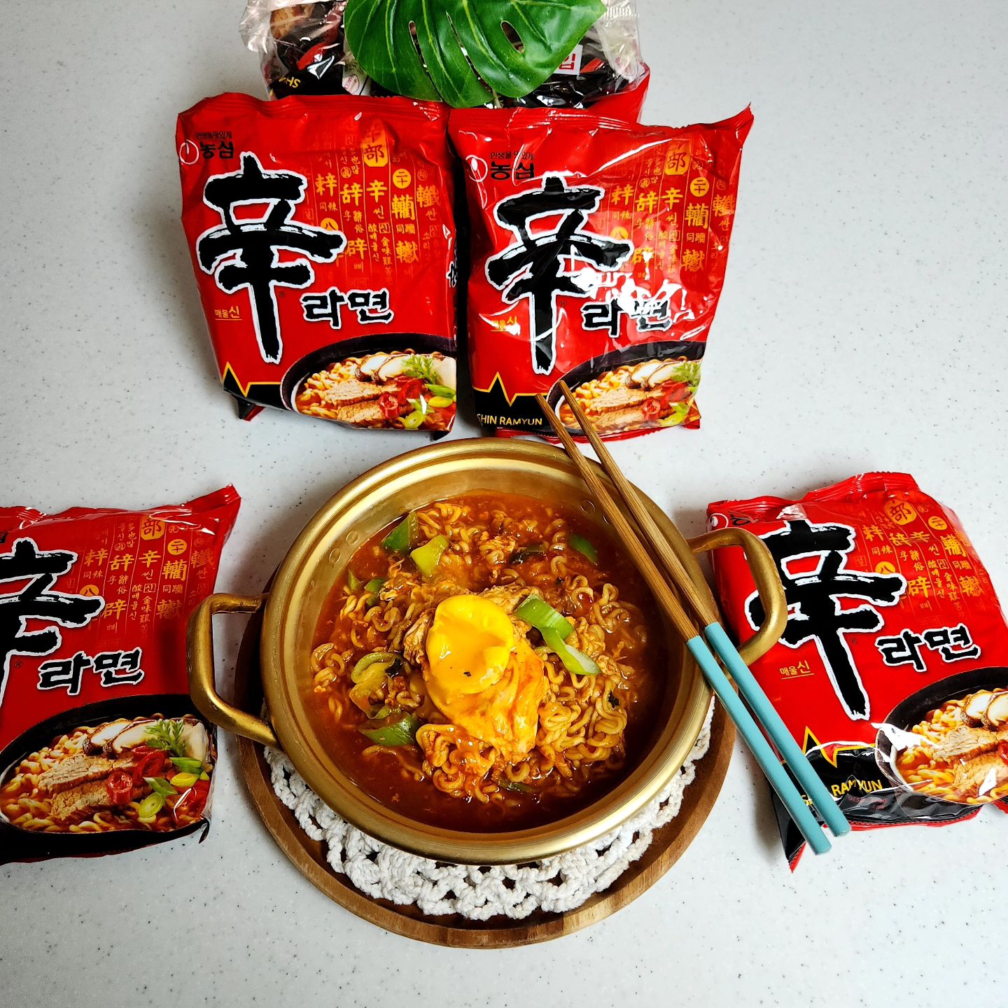 #광고#토마토신라면 🍅🍅🍅

핫한 토마토신라면 저도  따라해 봤어요

토마토주스와 신라면이라니
신박하다 신박해 

티비 프로그램에서 보고 간단 해서
만들어 먹어 봐야지 했는데 역시 맛있네요
아이들도 안매워서 맛있게 잘~먹을수 있겠더라고요
신라면+토마토주스 조합 칭찬해😋
느끼하지 않고 자꾸 땡기는 그런 스파게티 먹는 느낌도 들고요
해장하는 느낌도 나고ㅋㅋ
초간단하니 안해먹을 이유 없다구욧

재료도 초초 간단 
🥢신라면,토마토주스 ,계란,파
토마토쥬스300ml ,물250ml 넣고 끓이기
물이 끓으면 라면,스프,분말,파,계란 다 투하
4분30초 조리 
맛있게 냠냠 

.
.

#농심 #신라면 #토마토신라면
#토마토신라면레시피#신라면레시피
#간편레시피 #레시피추천 #라면 #야식
#맛점 #맛저 #집밥 #나혼산레시피 
#맛있다그램