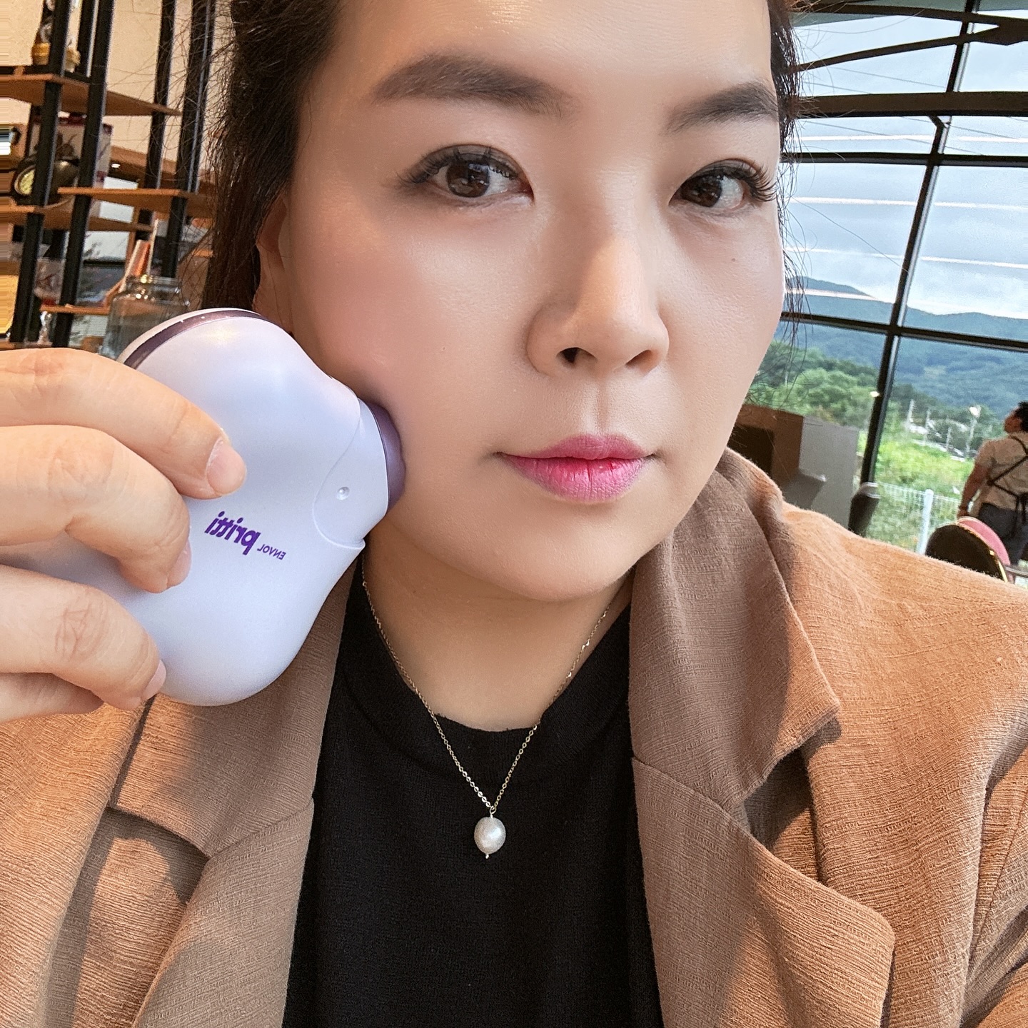 #협찬  𝑻𝑯𝑨𝑵𝑲 𝒀𝑶𝑼  #앙블쁘리띠 #쁘리띠

육아하면서 핑계같아보이지만  피부관리하는건 
진짜 부지런하거나 아님 시간관리를 철저하게 하는 자에게 가능해요 
그나마 신랑에게 소은이 맡겨야 
피부과 피부관리실 갈 수있는데 그것도 꾸준히 주기적으로 가야하는거자나요 😅😅
좋은기회로 만나게된 앙블 쁘리띠 홈케어 뷰티디바이스💜

간단한조작법으로 최고의앰플 RF:4# 바른후에는 
트러블케어 / 주름미백케어/ 집중케어 (이마, 팔자주름, 목)
혈액순환케어까지 쌉가능 하고 

홈케어로 반영구적 사용이 가능한 쁘리띠 
오존필터까지 주기만 맞춰 잘 갈아준다면  앙블 쁘리띠 들이길 잘했다 싶을거예요 
 

한손에 쥐어지는 그립감 너무 좋고 , 언제어디서든 
여행가서도 가능한 플라즈마 뷰티디바이스 쁘리띠 💜

감사합니다 💜

beenvol_pritti 

#쁘리띠 #pritti #RF:4#, #피부변화 #피부관리 #미용기기후기
#플라즈마 #고주파 #안티에이징 #셀프케어 
#주름 #미백 #탄력 #피부고민 #홈케어 #모공 #트러블 #여드름 #뷰티디바이 스
