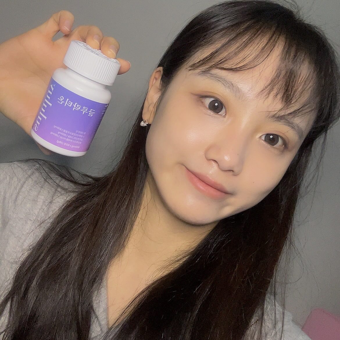 #협찬 스르럽 글루락티온
이 제품은 어둡고 칙칙한 피부로 스트레스를 받는 분들에게 추천해요! 자기전 하루 2알만 먹으면 되어서 아주 간편하게 섭취가 가능하답니다-! 제품 특징으로는 글루 타치온 + 락티움이 배합되어 있어요. 글루타치온은 백옥주사 100개의 효과를 주고 피부 톤업에 도움을 줄 수 있는 성분이에요. 락티움은 멜라토닌 유도체로 스트레스를 감소하여 수면 개선에 도움을 주는 동시에 멜라닌을 억제하여 다크닝 개선에 도움을 준다고 하더라구요! 이 외에도 모로오렌지, 피쉬콜라겐, 이알루론산, 엘라스틴, 비타민C등 밝아질 수 밖에 없는 성분으로 만들어진 글루락티온이에요~ 저는 피부가 뭔가 칙칙해보이고 생기가 없어 고민이 많았어요. 게다가 히알루론산 성분까지 들어있으니 피부도 건조해지 않고 촉촉해진 듯 해서 만족스러웠답니다! 생기없고 피부가 칙칙해 고민인 분들에게 아주 추천드리는 제품입니다~!
#스르럽 #글루락티온 #다크서클개선 #이너뷰티 #스르럽글루락티온 #속광 #글루타치온 #락티움 #다크써클 #다크서클 #기미 #다크닝 #주근깨 #sululuv