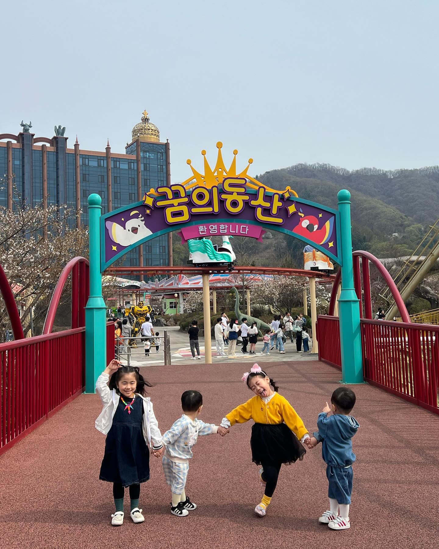 24.04.10 ‘가평 꿈의동산’

생각보단 놀이기구가 스릴 있는게 없어서 아쉽.
그래도 나름 재밌게 잘 놀다가 왔음!ㅎㅎ
노을이 지려고하니 참 예뽀다.