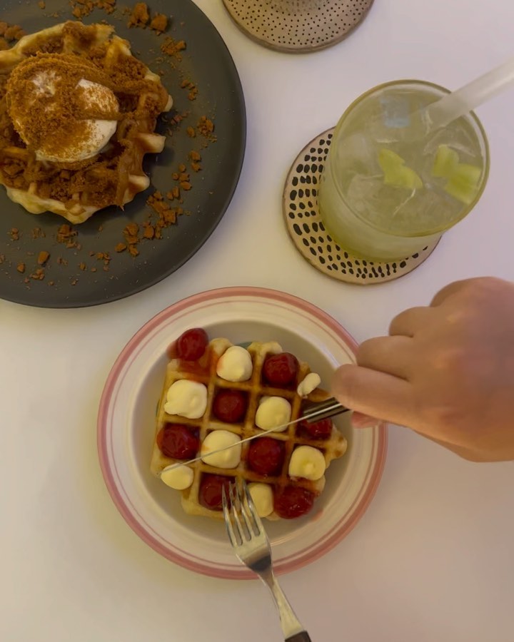 📍베러댄와플 공릉점
서울 노원구 동일로176길 46 1층

와플 맛집 베러댄와플 공릉점 다녀왔어요 😆

🍒 체리크림치즈와플 4,500원
🍪 로투스아이스크림와플 4,300원
🍑 복숭아 아이스티 3,000원
🍇 청포도 에이드 4,800원

이렇게 네가지 메뉴 먹어봤어요 😋
사실 크로플도 주문하고 싶었는데
제가 너무 늦은 시간에 방문해서
재료가 다 소진됐다고 하더라구요 🥹

아쉬운대로 아직 안먹어본 체리크림치즈 와플과
로투스아이스크림와플 주문했는데 결과는 성공적 💓

와플, 크로플 전문점이지만 음료도 다양하고
매장도 너무 예쁘더라고요
베러댄와플 아직 안드셔보신 분들
언넝 드셔보세요 진짜 존맛이예요 ❤️‍🔥

-

#공릉카페#공릉디저트맛집#공릉와플맛집#공릉디저트카페#공릉맛집#공리다길#공트럴파크#공트럴파크카페#공리단길카페#태릉맛집#노원맛집#석계맛집#공릉크로플 #베러댄와플 #베러댄와플공릉점