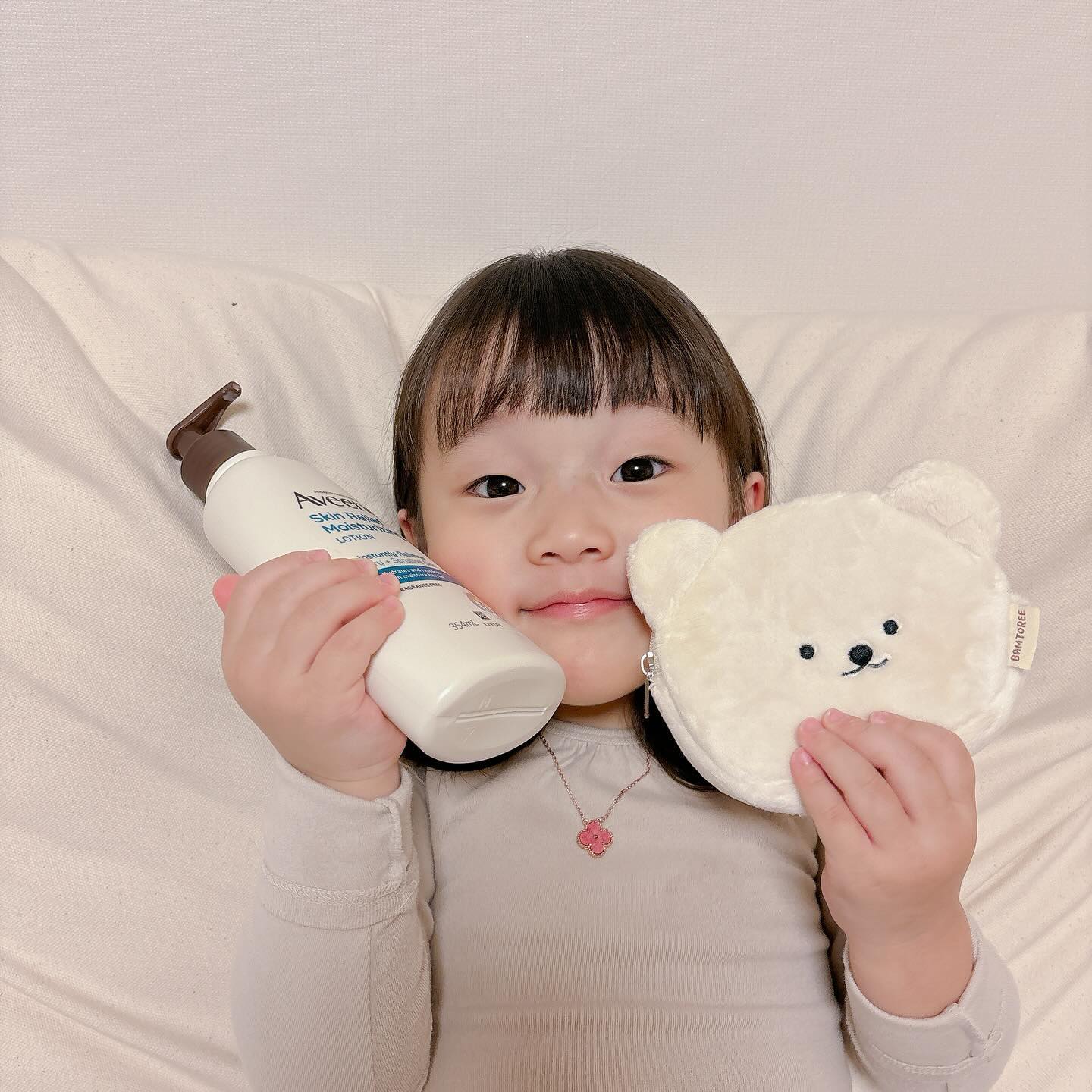 🤍🌰🤍
#아비노크루
밤토리상점과의 콜라보로 더 귀여워진 아비노🤍
환절기 필수템으로 하나만 꼽자면 저는 아묻따 아비노크림🙌🏻
어린아이 피부에도 자극없이 사용할수 있고,
여러 제품을 덧칠하지 않아도, 한가지 제품으로
온가족이 보습할수 있다는게 너무 좋아서 N년째 재구매 중✨

아비노모이스처라이징 크림은
✔️민감한 피부도 20초만에 급속 진정시킬수 있고
✔️트리플오트컴플렉스로 피부장벽90% 강화에 도움을 주어
✔️72시간 보습 지속력을 자랑한답니다🙌🏻

보아도 진짜 잘썼지만,
임산부인 저는 이번 둘째 임신기간동안
튼살크림 대용으로 두통넘게 쓴것 같아요...😆
저자극 고보습 아비노크림과 이번 환절기도
365일 촉촉하게 극복해보자구요🤍

#마이아비노루틴 #아비노 #aveeno