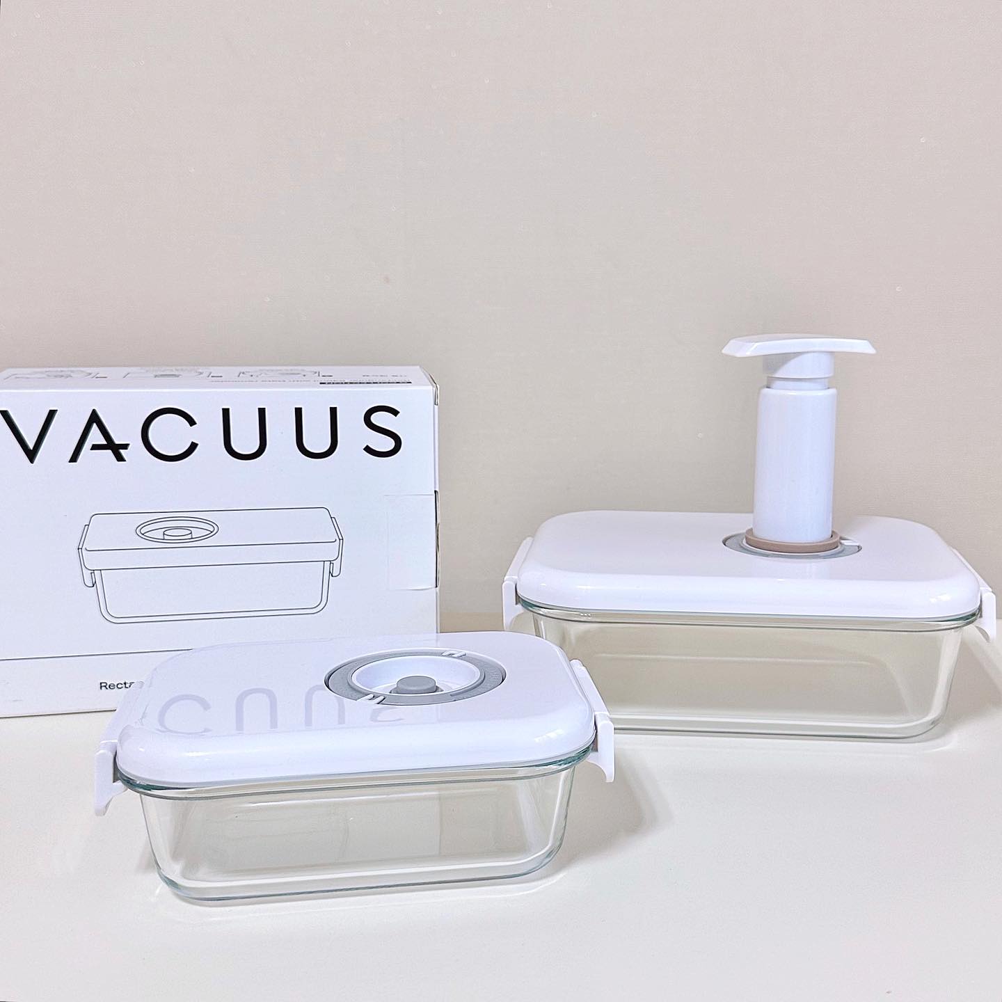 #협찬 | vacuus_official

🏷️바쿠스 유리 진공 밀폐용기

일반 밀페용기 대비 
최대 10배까지 보관 기간을 
늘려주는 바쿠스 진공 밀폐용기🫙

저는 양배추를 자주 먹어서
한 번에 채 썰어서 보관해두는데
금방 상해서 버린 적이 많았어요🥲

바쿠스 진공 밀폐 용기에
보관하고 신세계를 만났어요
일주일 넘게 멀쩡한 양배추🥬

내열유리로 만들어져 오븐과
전자레인지 식기세척기에 모두
사용 가능하고 뚜껑에는 보관 날짜를
기록하는 다이얼까지 있어요👍

용기에 뚜껑을 닫고 진공펌프를 
결합해 진공상태를 만들어주면 
식재료 오래 보관하기 끝🤗

#LVBT#진공밀폐용기#유리밀폐용기#냉동보관용기#냉동밀폐용기#반찬밀폐용기#반찬용기#밀폐용기추천#친환경반찬통#밀폐용기#반찬통#유리반찬통