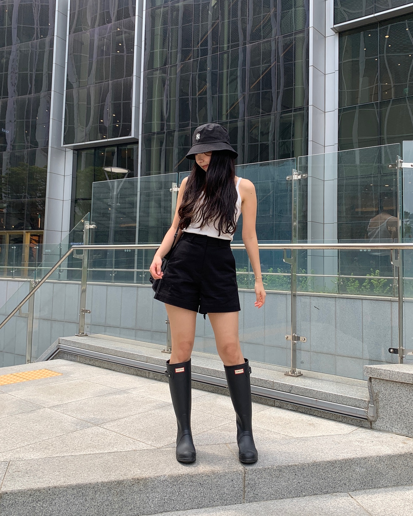 장마철엔 역시 헌터부츠🖤

사이즈는 평소 230신어서 UK4했는데 235까지도 편하게 맞아요! 무게감이 살짝있는데 막 무거운 정도는 아니고 그냥 일반 부츠 같아요. 그리고 숏팬츠하고 매치하면 찰떡 궁합이에요! 

#헌터부츠 #헌터레인부츠 #레인부츠 #레인부츠코디
