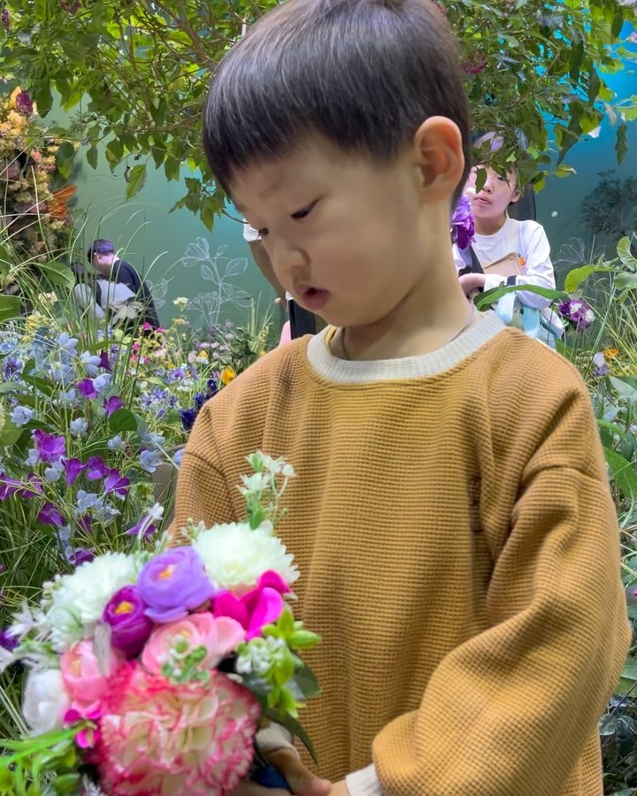 #외동데이 #가족나들이

에버랜드 정기권 끊었는데도 규민이때문에 제대로 놀이기구 한번 못타본 창민이를 위해, 오롯 창민이만을 위한 날♥️

규민이 없이 엄마아빠 손 꼭 잡고 창민이 타고 싶은거 다 타본 날
그 무서운 썬더폴스까지 점령하고 온 용감한 창민✨

에버랜드 곳곳을 뛰어다니더니 결국 집오는 차안에서도 기절해버린,,🥹
3월에 정기권 등록하고 벌써 5번은 온듯하네🤤

다음달 창민이 생일에도 우리 셋이 또 가자♥️