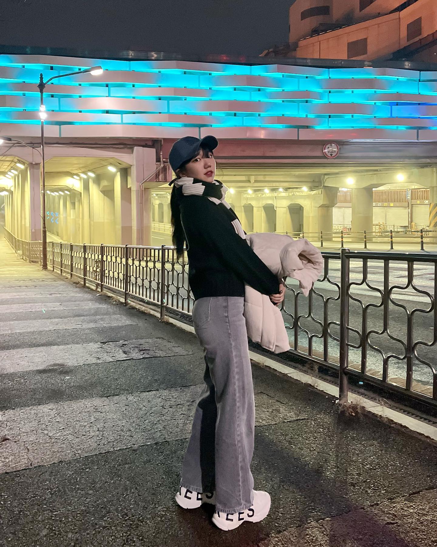 #LMR #AD
요즘 교복템 니트집업 입고🧶
겨울엔 편하고 따땃한 게 최고...🫶🏻

#LMR #LMRCREW #엘엠알 #겨울코디 #니트집업 #모자 #목도리
