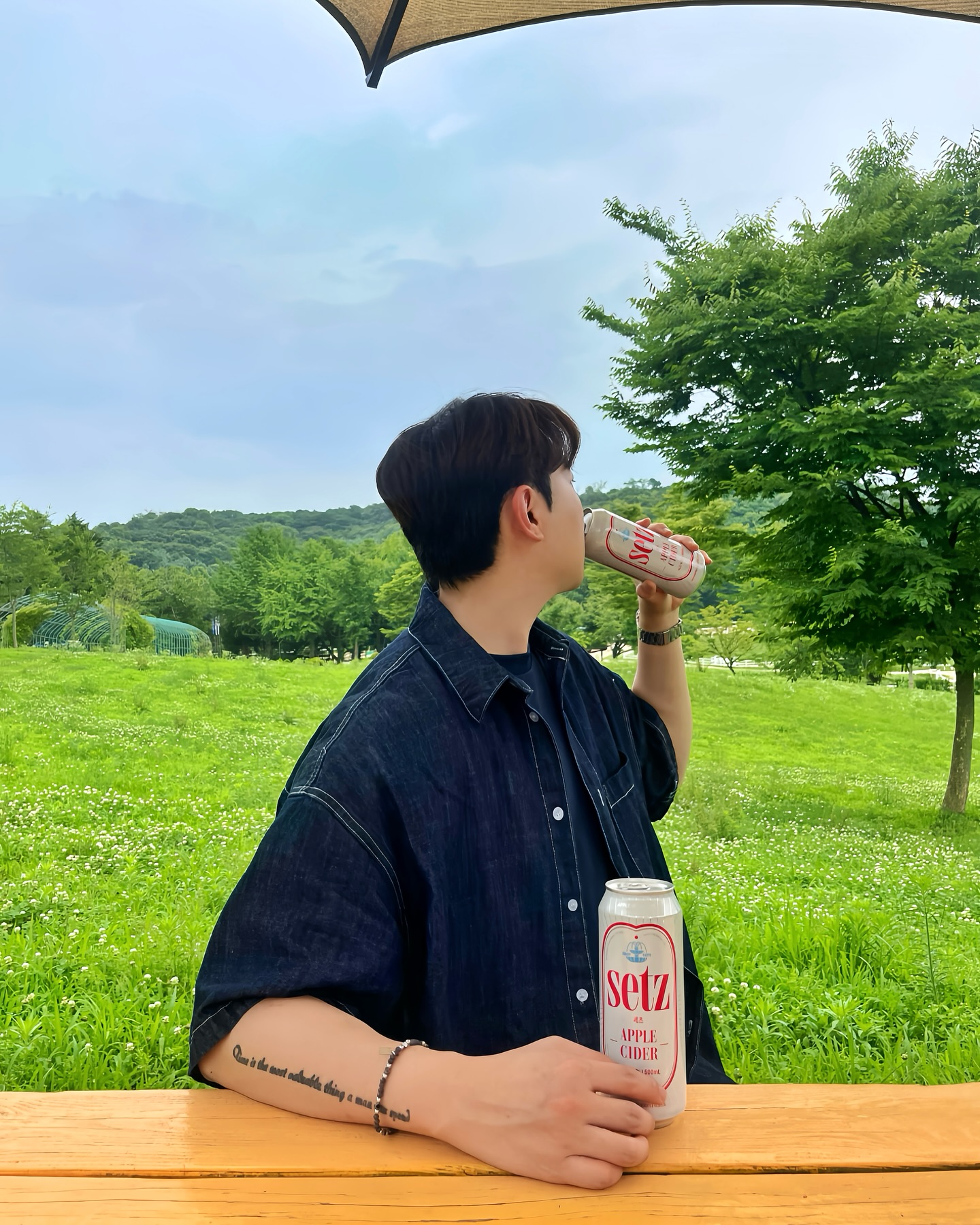 #협찬
 
새롭게 런칭한 세츠에서
처음 선보이는 애플사이더🍎
 
직접 발효한 사과주여서 그런지 진한 사과향과
음료수처럼 과하게 달지 않아서 먹기 좋은 애플사이더🍺
 
주변 편의점과 대형마트에
순차적 입고중으로 또 사먹으러 가야즤~🎵🎵
 
지나친 음주는 뇌졸중, 기억력 손상이나 치매를 유발합니다. 
임신 중 음주는 기형아 출생 위험을 높입니다
 
#세츠 #SETZ #세츠애플사이더 #애플사이더 #과실주 #사과주 #사과맥주 #편의점신상맥주 #신상주류 #맛있는술