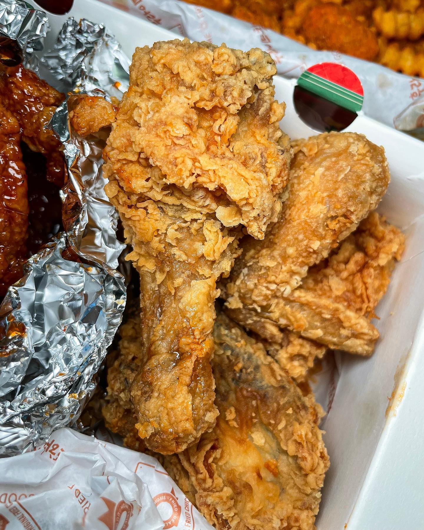 #협찬 닉값 제대로! 후라이드 참 잘하는집 따봉스👍🏻
 
 바삭한 후라이드 치킨이 땡길 때! 😋이름부터 원티어 기운이 가득한 후참잘이 저절로 떠오르는데요.💕평소에도 제가 즐겨먹는 치킨으로 남녀노소 호불호 없는 깔끔한 맛의 후라이드에요.💫
특히 바삭함이 살아있어 입안에서 바삭바삭한 소리가 들리는 고소한 튀김이 포인트입니다.🤔

또 후참잘에는 디핑소스 종류가 6가지나 있어 후라이드와 조합해서 먹으면 질릴틈 없이 폭풍흡입이 가능해요. 제 추천 소스는 ✨’와사비마요’✨에요. 적당히 톡!쏘는 와사비와 크리미한 마요네즈가 후라이드치킨과 함께 먹으면 느끼함은 싹 사라지고 감칠맛이 싹 올라오는 마법! 사이드로 시킨 핫토스 감자튀김이랑도 잘 어울리더라구요. 골라먹는 재미가 있으니 역시 소스 두 가지 정도는 꼭 함께 주문하는걸 추천드립니다.

 그리고 후참잘에서 양념도 드셔보셨나요? 저는 이번에 양념도 먹어보고싶어서 처음으로 양반후반으로 주문했는데 역시 기본을 잘하면 다~잘한다는 말이 맞나봐요.🥹후라이드만 잘하는게 아니라 양념도 잘하는 집이었어요!! 양념이 정말 맛있더라구요. 같이 온 펩시콜라에 얼음을 타서 마시니 너무 잘들어가서 1인1닭도 가능할 것 같은 미친맛! 앞으로는 무조건 반반으로 달리려구요.

⭐️2월행사 안내⭐️
📍배달의민족/배민원 매주 금요일 2천원 할인
📍요기요 매주 월요일, 수요일 2천원 할인

➡️배민 브랜드관 찜 완료해 두시면 2월 행사 외에도 다양한 할인소식을 빠르게 받아보실 수 있어요.

〰️언제 먹어도 질리지않는 치킨〰️
오늘은 후라이드참잘하는집으로 추천드려요!

#후참 #후참잘 #후라이드참잘하는집