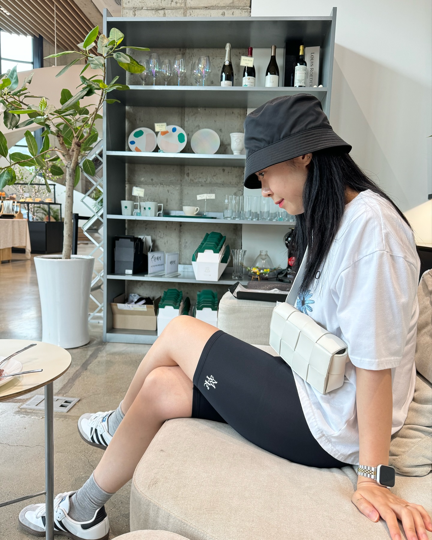 요즘 레깅스룩 예뻐보여서 #매버릭레깅스 입고 도전해 봄☺️
레깅스는 너무 예뿐데 내 몸이 맘에 안드네😂
독하게 다이어트하던 나 다시 소환해야겠다🤨

mavrk_official_ 

#힙업레깅스 #MAVRK #여자레깅스 #여자운동복하의 #여름레깅스 #몸매보정레깅스 #Ootd #Dailylook #오늘뭐입지 #옷스타그램 #여친룩 #코디스타그램 #여성패션 #데일리코디 #스트릿패션 #여자코디 #데일리룩 #직장인룩 #코디추천 #데일리패션 #데이트룩 #루루시룩