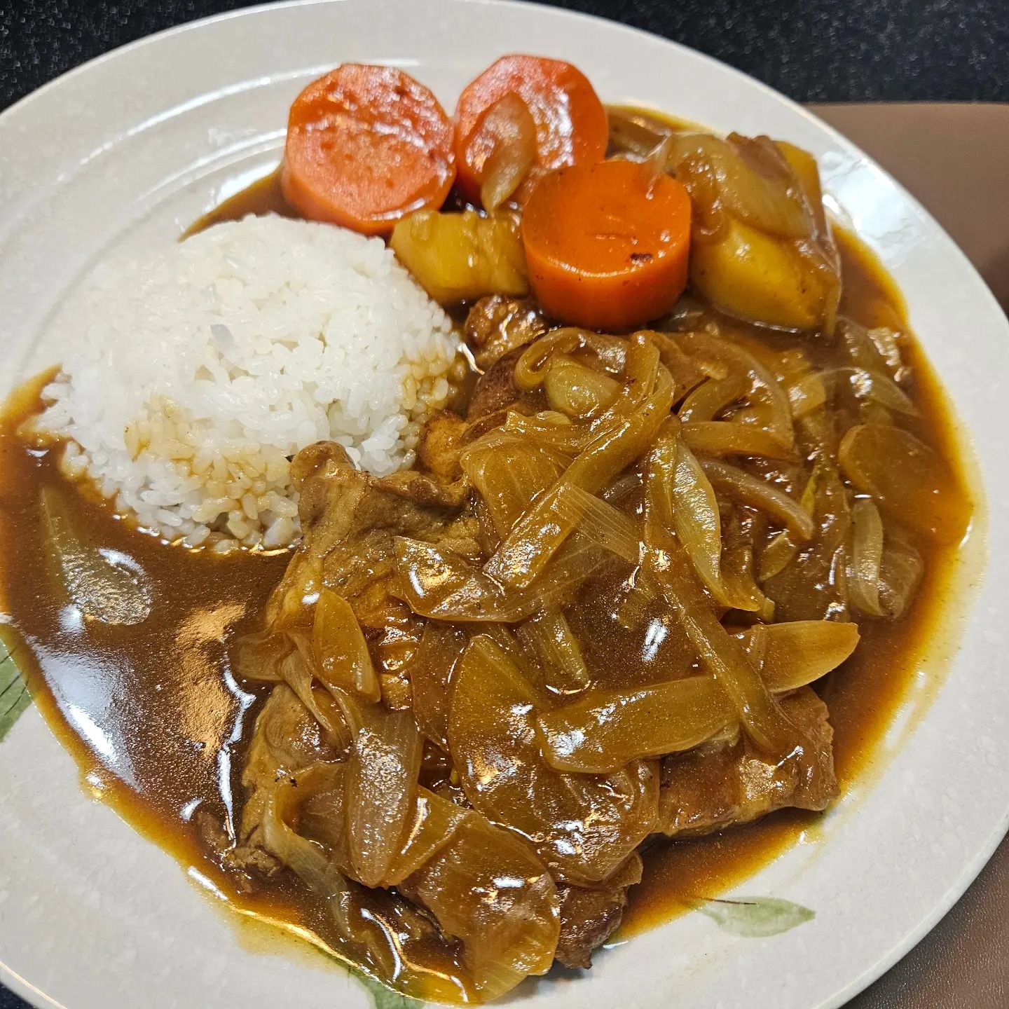 집밥🍚🥢 🍛 목살카레

어제 저녁 카레로 때우기!!!
집에서 카레 먹을때는 목살카레만...
양파 3개 반 넣고 당근, 감자만 넣어서😋
쭈아빠, 쭈자매가 좋아하는 목살카레~~
한그릇씩 뚝딱하기🤗