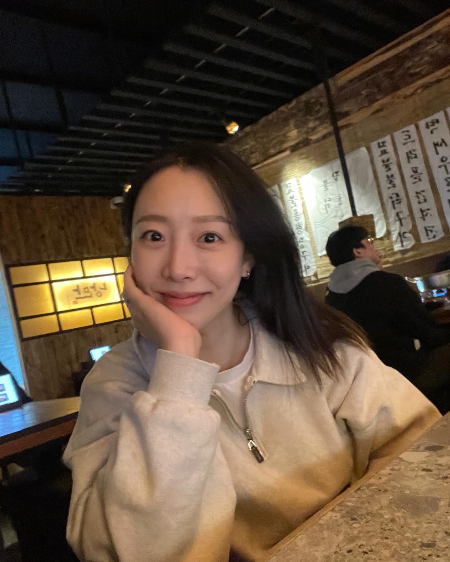 다비켜 어린놈드라 85나둥디 88장젼 왔다

영화보구 쿵캉쿵캉 얼라들 노는 동네 갔다가
분명 재밌고 신나는데 하품50번 나와서
2차까지 가고 새벽2시에 데이트 종료🥱

근데 새벽3시에 자도 아침6시
우주깨는 시간에 저절로 눈떠지는거 소름.

#육아맘 #육아대디 #친정찬스 #데이트
#둥디부부 #요란하다요란해 #신혼부부 #재밌네그래도