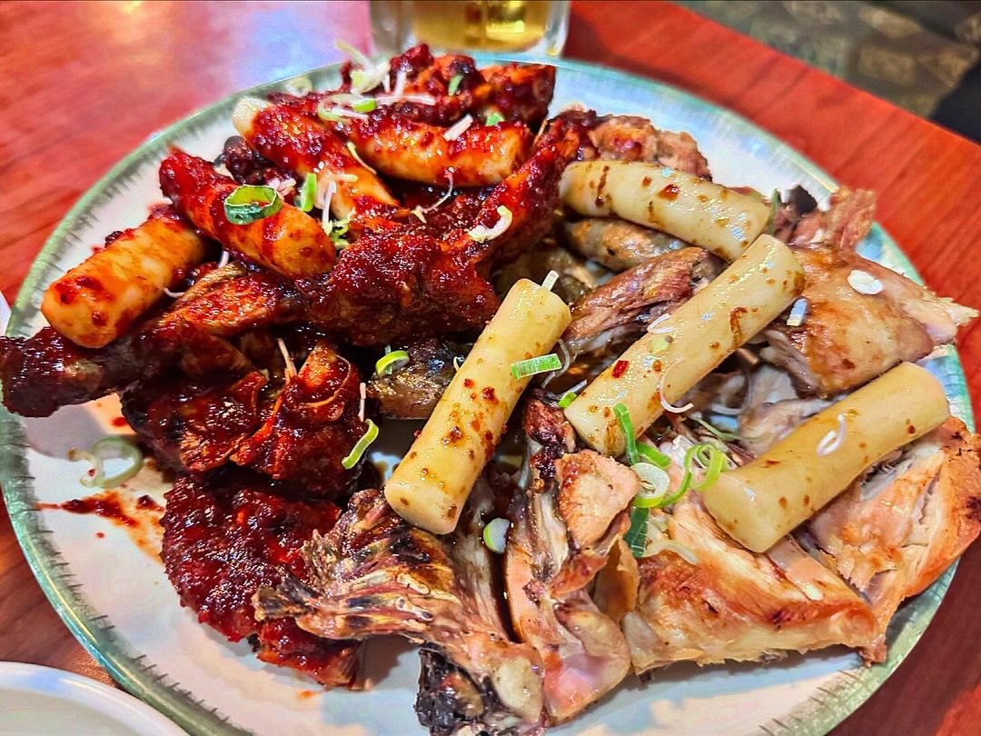 ⭐️백록담 죽도점⭐️

추억의 백록담💖
원조 숯불바베큐치킨 백록담 다들 아시쥬?

잊고 있었는데 친구가 쥑이는 치킨집 있다고 해서
쫄래쫄래 따라왔는데 백록담이!!!!!!

포항 백록담중에서도 일등이라는
백록담 죽도점에 다녀왔지롱😋
진짜 제대로 숯불향 난리나는 죽도점백록담💖

옛날 노포갬성 폴폴 나는 
양배추샐러드에 바나나까지!!
갓 스무살때 집앞에 백록담 자주 갔었는데ㅎㅎ
진짜 옛날 생각나는 곳인거같아용😍
생맥주가 무한으로 쭉쭉 들어가네여ㅋ

너무 맛있어서 양념/간장 추가해서 먹었는데
역시 근본은 소금구이 !!!!!
소금반 양념반이 진리입니둥👍🏻

다같이 백록담 레츠꼬우 〰️〰️

#경주 #포항 #포항맛집 #포항노포맛집 #포항추억맛집 #포항가볼만한곳 #포항여행 #포항술집 #포항죽도동맛집 #포항백록담 #포항백록담죽도점 #포항추천맛집 #포항쌍사 #포항로컬맛집 #포항맛집추천 #먹잘알 #먹잘알추천맛집 #먹팔 #맞팔 #다이어트는내일부터 #해또다실 #원조바베큐 #백록담 #내돈내산 #내돈내산맛집 #포항맛집베스트