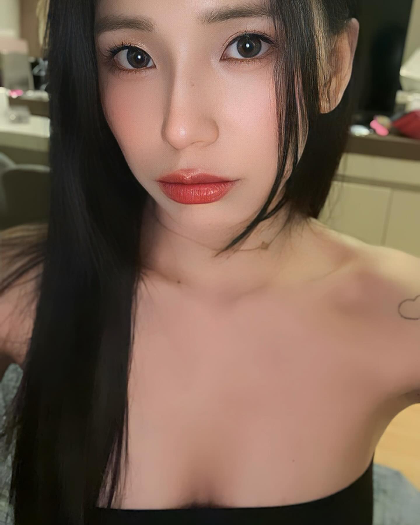 제가 뭐라고 이렇게 알려야하나 싶지만 친구 어머님께서 아픈 건 많이 알려야 기도해주는 사람도 많아지고 좋다고 하셔서 이렇게 용기내서 알려보아요 . (디엠으로 일일이 답변드리기 버거운 부분도 있어서🥹 답장 못해도 이해해주세요.)
12월 11일 월요일 초음파 및 추가검사 진행하고 조직검사 후 유방암 판정을 받았어요. 믿기지 않아서 병원이 떠나가게 오열하면서 의사쌤한테 대학병원 가서 다시 검사 받으면 결과 달라질 수 있는거냐고 암 아닐 수도 있는 거냐고 물었는데 너무나 단호하게 이건 암이에요. 결과는 안 달라져요. 암세포가 많기 때문에 조직검사 결과가 이렇게 빠르게 나온거에요. 라고 단호하게 답변하셔서 정말 희망도 다 잃은 것마냥 울고 길바닥에서 오열하고 내가 왜 암이냐고. 내가 뭘 그리 잘못했냐고. 주변 시선 신경쓸 수도 없이 그냥 세상 다 잃은듯 오열했어요.. 수술 받으면 괜찮아질 수 있냐는 질문에 의사쌤은 대학병원 가서 전이가 되어 있나 검사하구 그때 몇기인 지 알 수 있을 거라고 전이 되어 있으면 수술 못하고 항암치료 받아야한다. 라고 말씀하셨어요. 
며칠간은 하루종일 울고, 울다 지쳐서 잠들고 눈 뜨면 또 울고 출근하면서도 울고 퇴근하면서도 울고 친구들 가족들 연락 받으면 울고. 그치만 제 곁에 소중한 사람들이 많다는 것을 또 다시 느끼고 많이 추스렸고, 치료도 안받을거라고 생각했던 제 생각도 내 사람들을 위해서 치료 받아야 한다면 열심히 받아야겠다 다짐했고, 이젠 우는 가족, 친구들을 울지말라구 괜찮다고 달랠 수 있게 됐어요 ! 
누구나 살면서 암은 나와는 거리가 멀다고 관련없다고 생각하고 살텐데, 저또한 그랬고 만29살 나이에 암 판정받고 저도 참 허탈하구 내가 암이라니 .. 했지만 요즘 젊은 여성들 사이에 유방암 발병율이 높아지고 있다고 해요. 제가 이렇게 좋지 않은 소식을 알리는 건 저를 위해 기도해주십사 부탁하는 것도 있지만, 증상이 없는 여성 질병들을 가볍게 여기지 않고, 정기적으로 검진하면서 스스로의 건강을 체크하고 잘 돌봤음해서 알려요 !
저도 치료 방법은 다음달 대학병원에 가서 정밀하게 검사받아봐야 알겠지만 잘 견뎌내고 헤쳐나갈거고. 이 글을 보는 모든 분들도 건강하셨음 좋겠어요❤️
행복한 연말 보내세요. 걱정해주시구 같이 울어준 모든 내사람들 고맙습니다🫶🏻 덕분에 힘내볼게요 🫶🏻