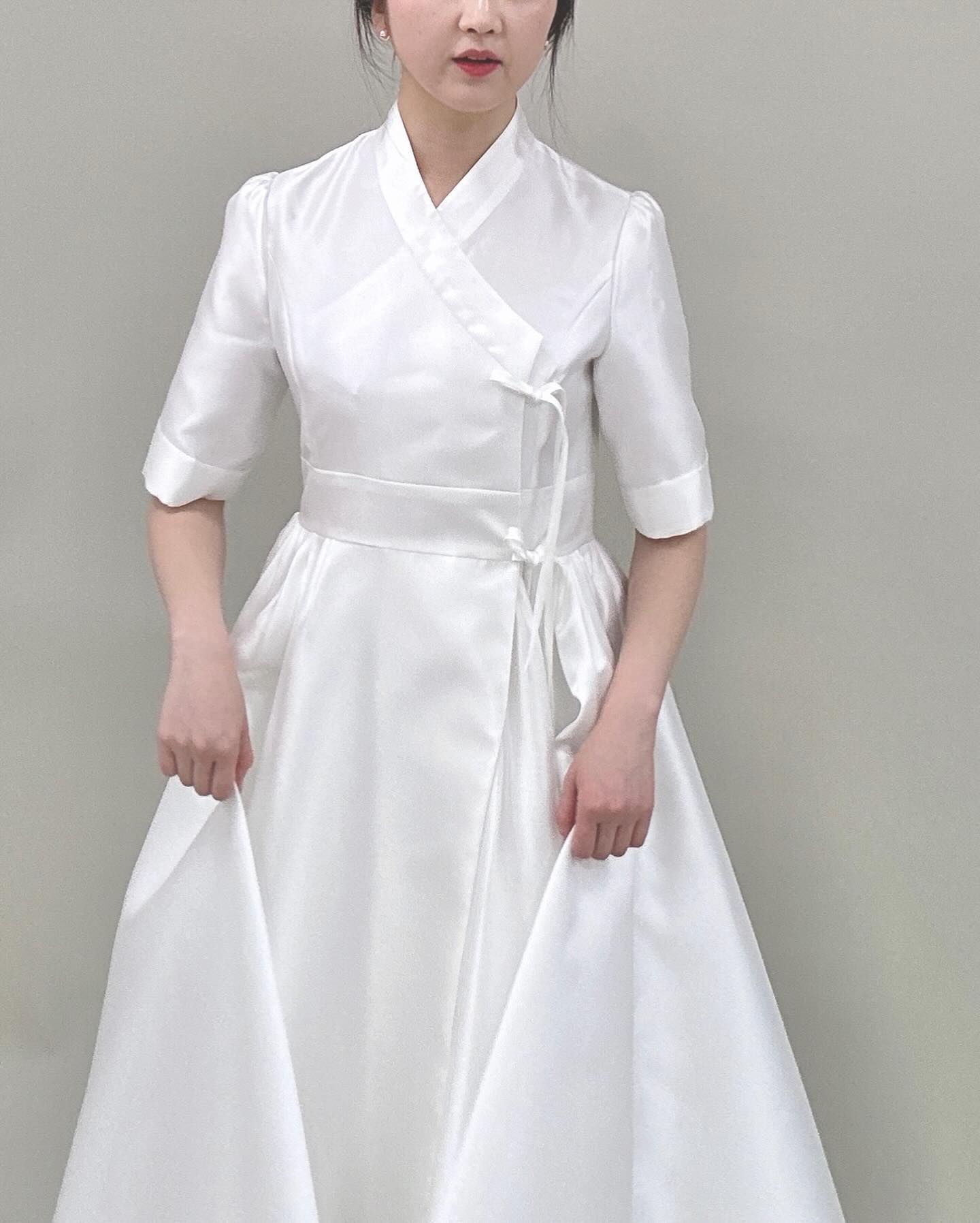 마치 미카도실크처럼 광택감이 샥 도는게
깔끔&드레시한 느낌 주는, 내가 찾던 한복!

피팅해보니 깔끔하고 이쁘지만, 
편안한게 부담스럽지않았음!!🥰
돌아다니면서 인사할거 생각하니 해피-✨

한복피팅을 한번도 못해봤었어서 넘 아쉬웠는데 
예쁜 드레스한복을 입을 수 있다니🤍 행운이야~~
스텔레토힐로 깔끔한 분위기까지 챙긴게 내 취향!

블랙 색상도 있는데, 촬영용으로 이쁘게 잘 나올 듯*_*

헤이칭구들 야외느낌으로 이뿌게 영상 마니마니 부탁해📸

#오월애한복 #2부드레스 #2부한복 #2부한복드레스 #대구한복대여 #대구한복 #대구드레스한복 #대구한복드레스