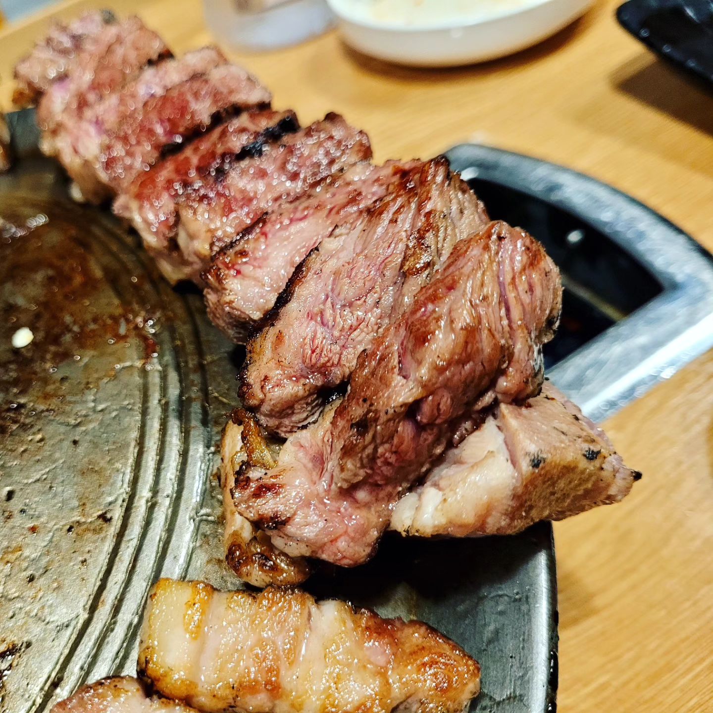 #다크양_협찬 #목동우대갈비

✍️우대갈비 맛있게 드시러 방문하기 좋은곳!!
✍️우대갈비 육즙가득하게 직원분이 먹기 좋게 구워주셔서 좋습니다😋
✍️와사비랑 먹기도 좋고 같이 나온 소스 반찬들이랑도 다 잘 어울려요👍
✍️우대갈비에 붙어 있는 부분도 말씀하면 잘라주시는데 오도독 하는 식감이 최고예요🤗
✍️삼겹살도 초벌되어서 안이 촉촉하니 와사비랑도 잘 어울려요😋
✍️그리고 마무리 볶음밥!! 날치알이 들어 있어서 식감도 최고👍
✍️매장은 넓어서 단체로 모임을 하기도 좋고 가족들과 외식 커플들 데이트를 하러 오기도 좋은 곳입니다🤗👍

✔️우대갈비 33,000원
✔️삼겹살 15,000원
✔️볶음밥 4,000원

#목동맛집 #염창역맛집 #목동갈비맛집 #목동고기맛집 #목동고기집 #목동삼겹살 #목동소갈비 #목동데이트코스 #목동핫플레이스 #염창역데이트코스 #염창역소갈비 #염창역소갈비맛집 #우대갈비맛집 #우대갈비 #목동우대갈비