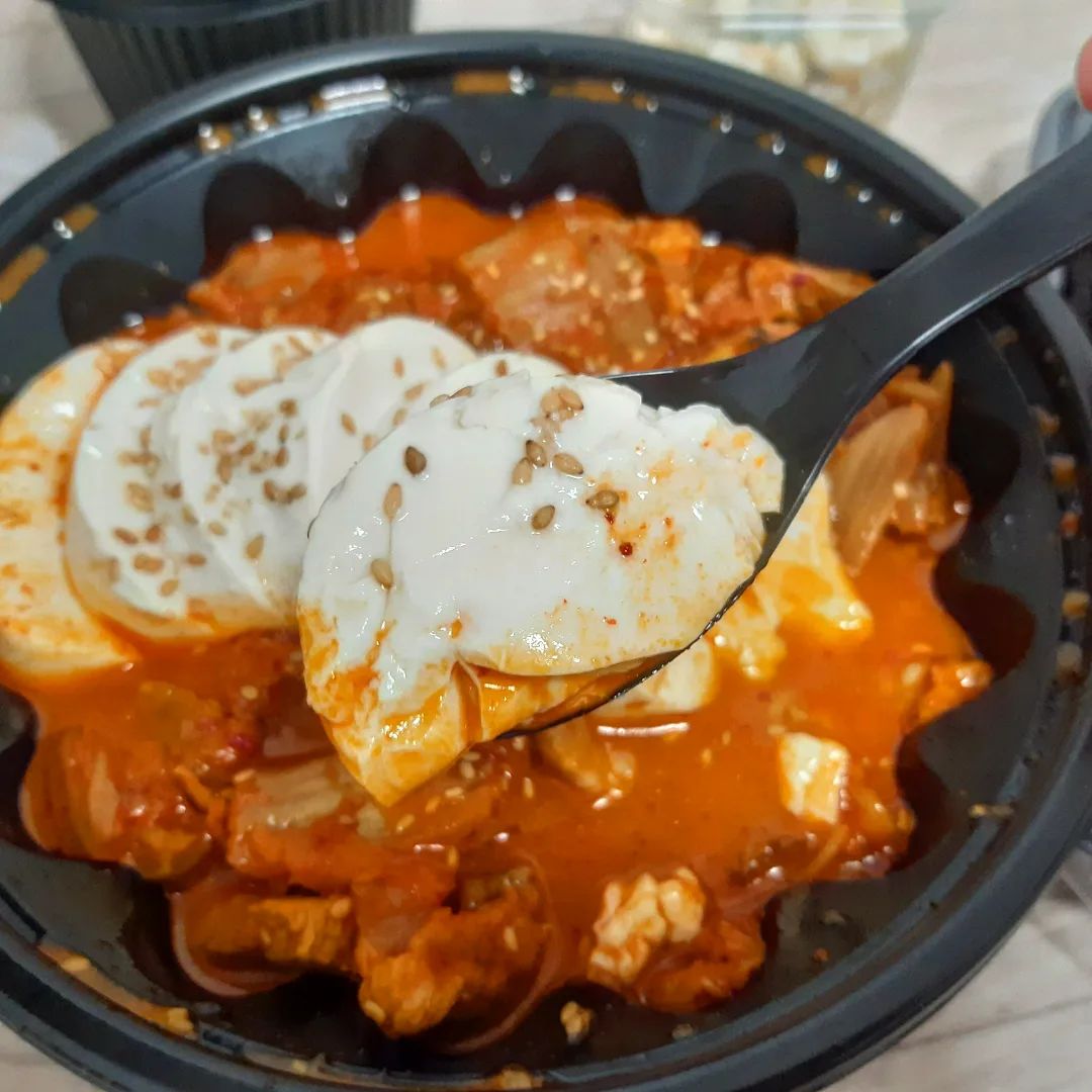 헹 #한식 이 젤 조움 진짜.. 이번에 먹은건 #김치찜 !
가장 매운 3단계로 주문했움여,, 매운 거 좋아!
구성은 #계란찜 #마카로니샐러드 #김가루 #공기밥 2개 ! 18000원이였나 이렇게 해서.. 완전 든든하지 않나용 헤🥰
파채 올릴 수 있는 옵션도 있었는데 그건 패스하구 일반 두부 말고 #순두부 로 바꿔서 먹었더니.. 역시 순두부=❤
순두부 하나 밥 위에 떠서 #고기 조금 #김치 조금 올려서 #밥 이랑 김가루랑 같이 비벼먹으면 너무 맛있음.. 매울 때 마카로니 샐러드 한 입 계란찜 한 입 해주면 매운거 사르륵 녹아여 진짜,, 👍 매운 한식은 진짜.. 너무 맛있음!
양 솔직히 이거 세 끼로 나눠 먹었는데 마지막엔 김가루 넣어서 #볶음밥 으로 해먹었어요,, #존맛탱 그 잡채 ! 울님도 입맛 돌아오는 #매운김치찜 한 번 도전해보세요! 순두부로 변경 ㄱㄱ 
날 점점 추워지는데 따숩게 입고 면역력 잘 챙기세요 울님들 ㅠㅠ 감기 조심 또 조심!!❤

#먹스타맞팔 #먹스타맞팔 #먹스타그램 #맛집 #맛스타 #맛스타그램 #먹팔하면맞팔 #먹팔맞팔 #선팔하면맞팔 #한식맛집 #맛팔 #korean #foodstagram #food #koreanfood #follow #팔로우
