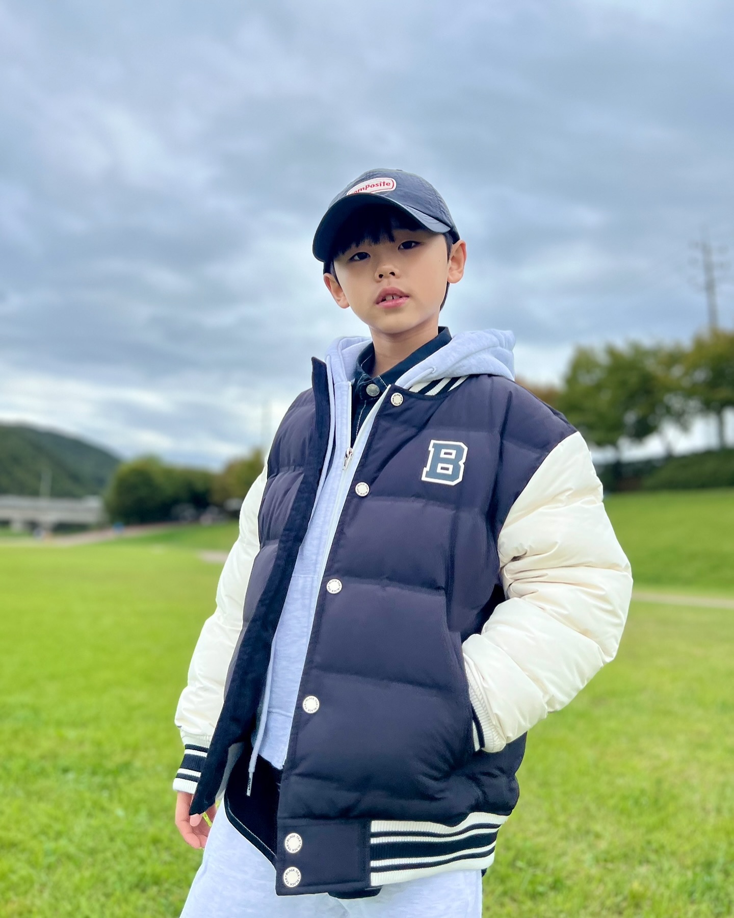 #광고 blackyakkids.official 

.
.
.
-가을이 온지 얼마 안된거 같은데 어느새 찾아온 겨울냄새
-비 뚝 그치고 확 낮아진 기온 🌡️앞으로 쌀쌀한 날이 계속 될테니
-초겨울 시즌 까지 야외활동시 유용하게 착용가능한
-블랙야크 키즈 항공점퍼 스타일의 오버핏 구스 다운 자켓과 함께
-늦기전에 야외활동 바짝 즐겨보자구욧!

.
📌현서 131cm 24kg 145사이즈

.
blackyakkids.official 

.

#블랙야크 #블랙야크키즈 #키즈바시티 #바시티자켓
#키즈패딩 #키즈경량패딩 #여아패딩 #남아패딩 #키즈자켓 #키즈아우터 #키즈점퍼 #구스다운