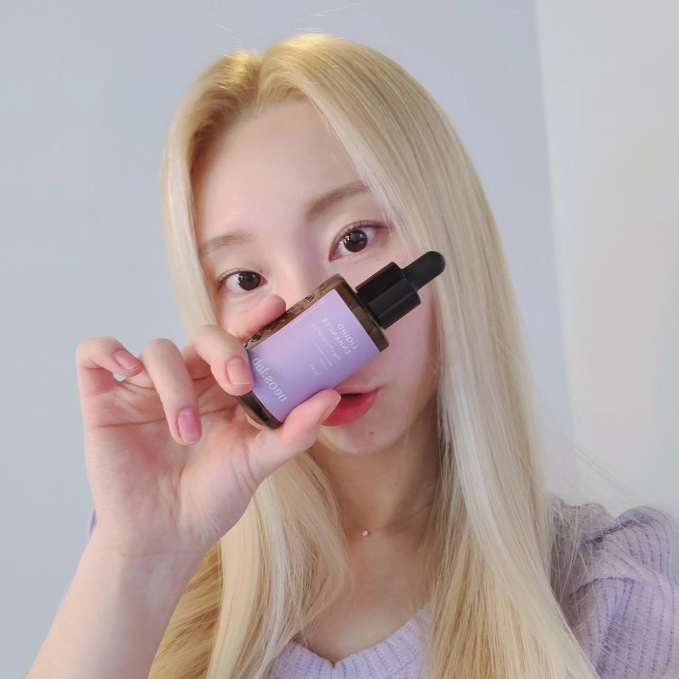 #협찬
베이스 전, 베이스와 섞어서 사용하고 있는 소개해 드릴게요!
프리 + 프로바이오틱스, 판테놀의 성분으로
피부 표면의 유익균과 유해균의 균형을
파악해서 만들어서 "방패세럼" 이라는
애칭도 있어요
부드럽게 스며들며 얼굴에 발리는 느낌이 좋아서
매일 손이 가는 세럼이에요~!
.
.
.
neoslab_official
#네오스랩 #리퀴드인핸서프리프로바이오틱스 #피부진정 #수분세럼 #고수분세럼 #세럼추천 #방패세럼 #피부보호세럼 #균형세럼 #수분케어 #스페셜케어