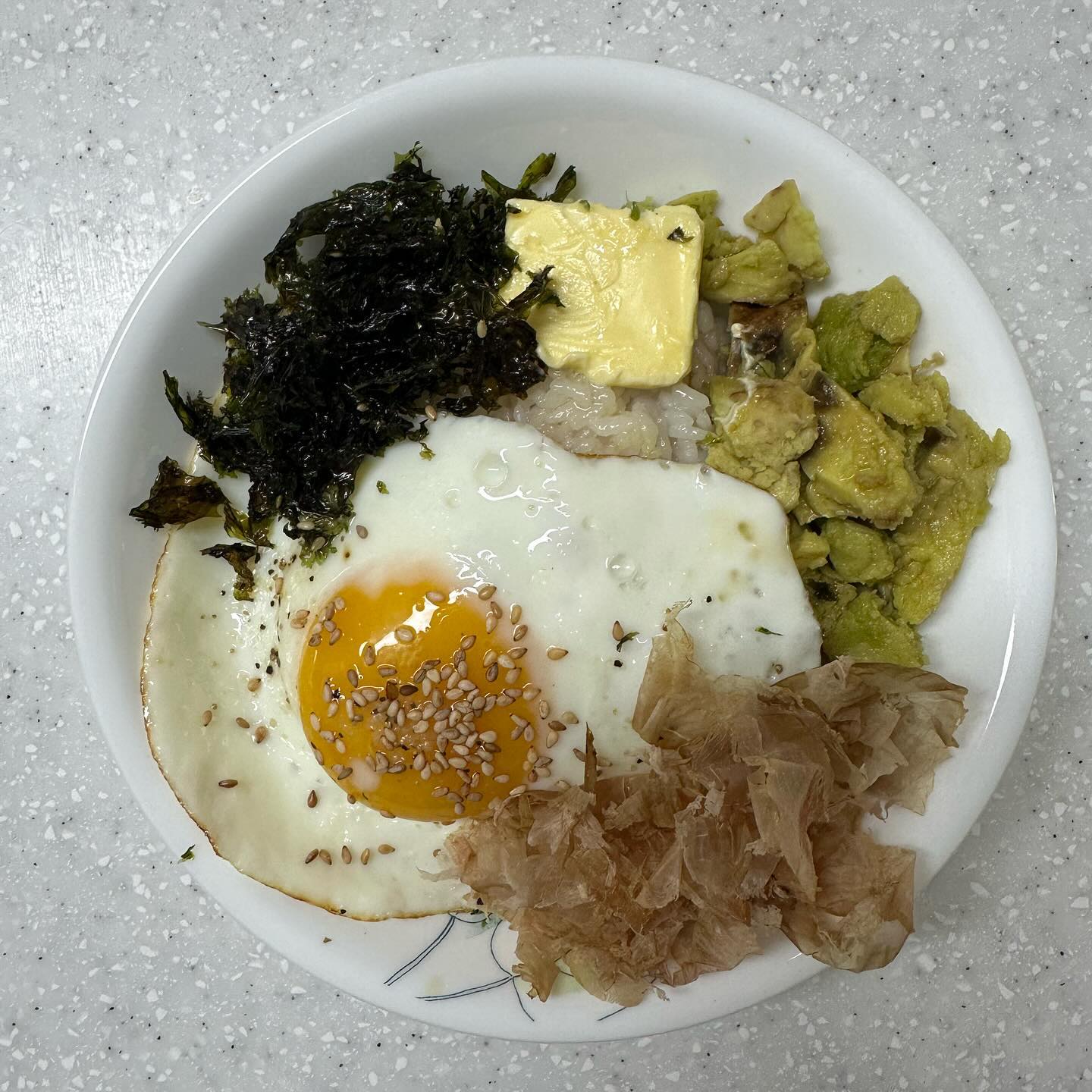 .
#아보카도간장계란밥 🥑🥚
아보카도 후숙 안 되어있지만 맛은 있네ㅋㅋ