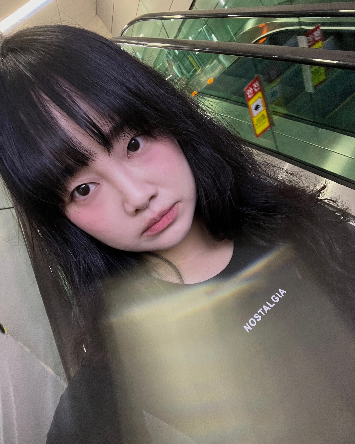 머리 자른 거 찍고 싶은데 액정 필름 깨짐 이슈🥲