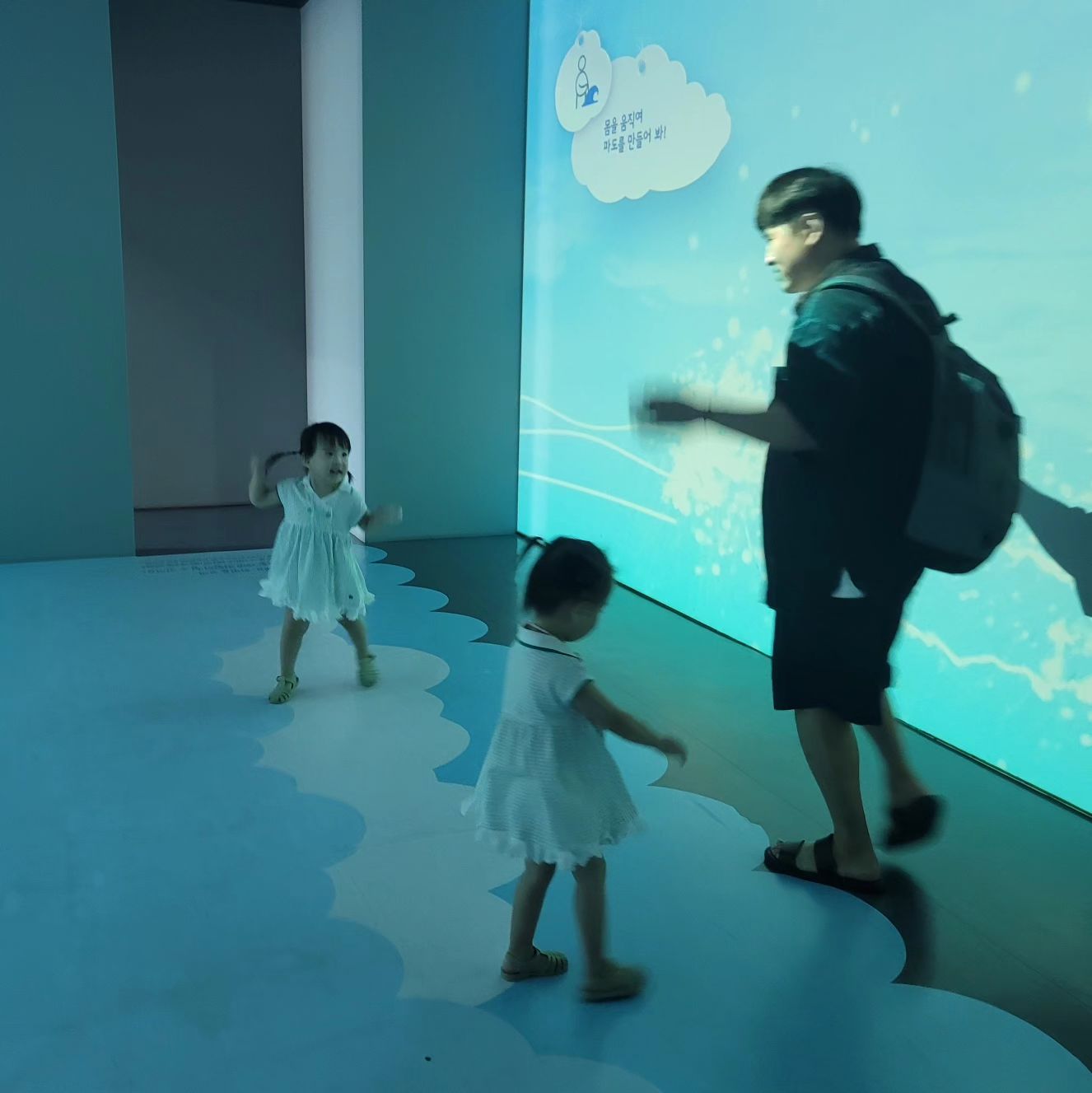 벌써 세번째 오게된 📍경기도어린이박물관

같은 곳이지만 매번 다르게 노는 모습을 보여주는 아둥이👧👧
올때마다 성장한 모습을 보게되는것 같다.

엄빠가 더 다양한 경험 시켜줄게❤️

#28개월#일란성쌍둥이#주말#육아
#경기도어린이박물관#아이플러스카드#무료👍