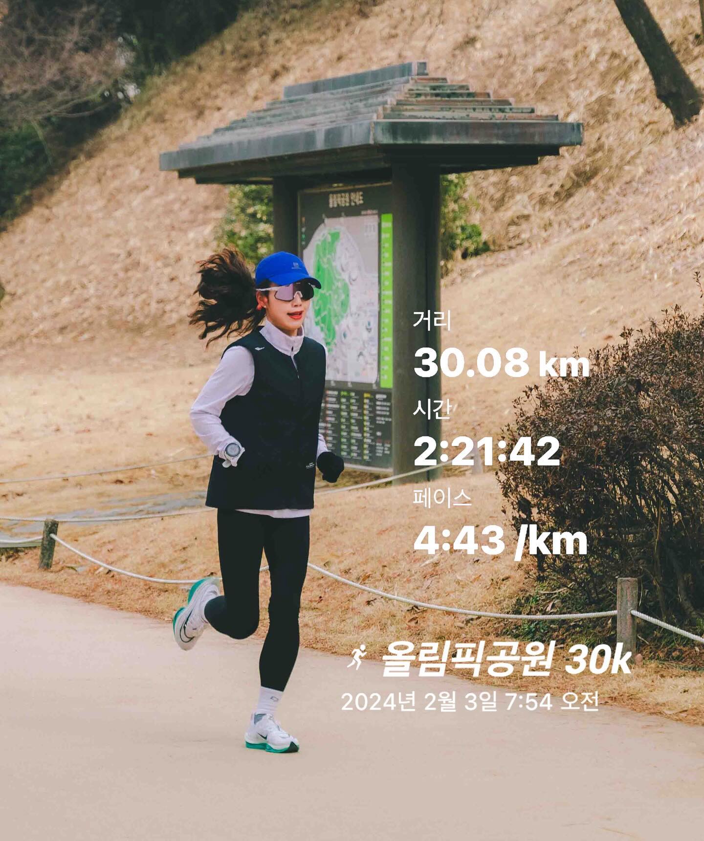 #런위드주디 5주차 30km 거리주

애증의 올공 코스..
35km 지속주 스케줄이였지만 
2주뒤에 풀뛰어야해서 30km 에서 스탑✋🏻
15km에서 나랑 기범오빠만 죽어가길래 
우리 페이스가 아닌거 같아..10초만 늦추자 하고
둘이 뛰는데 그마저도 너무 힘들었다.

감독님한테 저희조 너무 빨라요! 했는데
알고보니 서브3 열차였다고..ㅋㅋㅋㅋㅋㅋ
(어쩐지 이분들이 왜 나랑 뛰고 있지..? 했네😂)

잘뛰고 싶어서 전날 마사지까지 받고 왔는데 아수워..
다시 새다리 사러 가야겠다🛍️

🏃‍♀️ runwithjudy 
❤️ 0923mara 
📸 bobae.jpg
