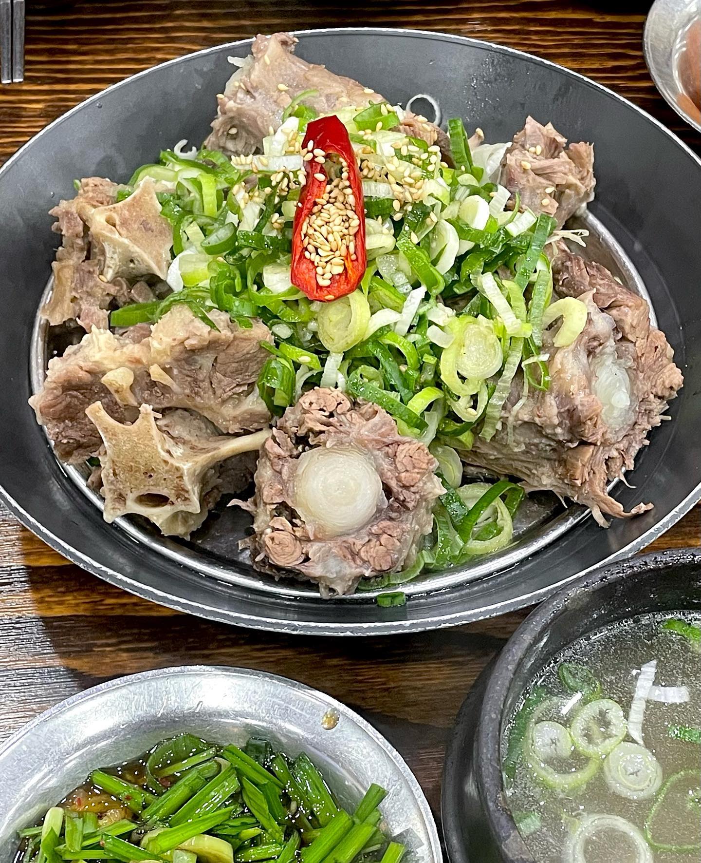 #보냠냠_신대방 #등나무집
월요병 잊게 해주는 존맛 꼬리찜 등장,,💙 고기 잡내없이 꼬숩고, 즐긴 거 하나두 없이 촉촉 부들 식감이라 넘 좋았구용 🎈느끼한가 싶을 때 부추 양념장에 찍먹하면 쭉쭉 끊임없이 먹기 쌉가넝~ 국수설렁탕도 깊고 진한 맛이라 궁합이 넘 조아따 🤓 거기에 블루 리본을 다섯개나 받았다눙디🎀 완전 맛집 인쥬엉~

#_🥄🥄🥄🥄🥄