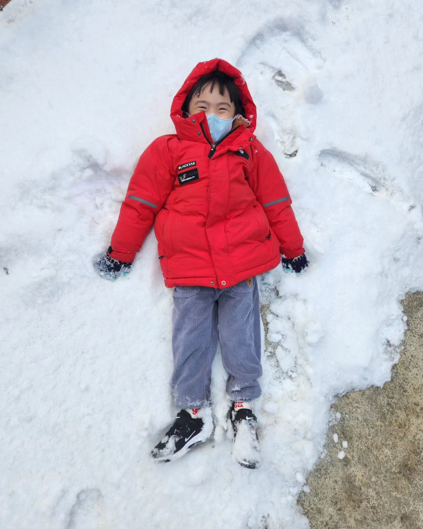 눈이 펑펑내린 크리스마스🎄🎅☃️

아파서 어디놀러가지도 못하고 집앞에서 눈❄️이랑 놀기
나도 오랜만에 눈만지고 놀았더니 재밌네

#눈오는날 #크리스마스 #메리크리스마스 #아들스타그램 #육아스타그램 #육아맘 #맘소통 #맘스타그램