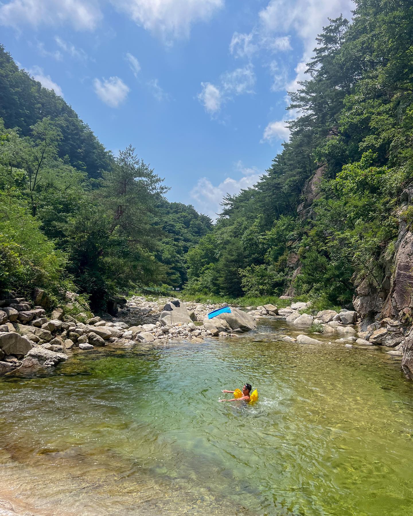빡센 하루였다. 
체력방전 🥱

6시 집에서 출발 🚖
9시 계곡 도착 후 트레킹🥾
10시 삼쏘🍖🍾
11시 물놀이 🏊🏼
12시 라면 🍜🍻
13시 물놀이 🤿
14시 하산 계곡 트레킹 🥾
15시 집으로 출발🚖
17시 햄버거🍔

#도마치계곡 #계곡 #경기도계곡 #계곡추천