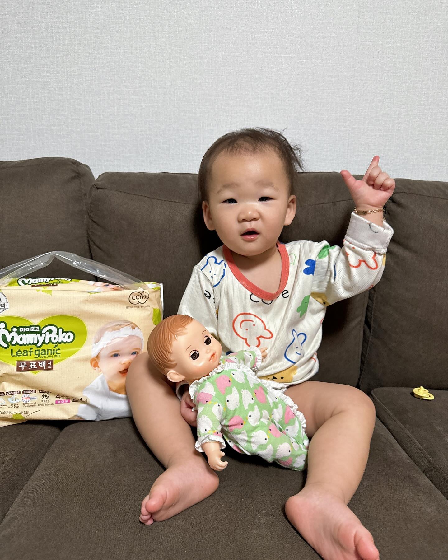 #제품제공 #체험단

하루종일 기저귀 차고있는 우리 아가들을 위해
아이가 조금 더 편하고 건강하게 생활했으면
하는 바람으로 좋은 제품을 찾는데 이번에 마미포코 기저귀 체험단으로 선정되었어요👏🏻

마미포코 무표백 리프가닉 기저귀는
-자연친화적인 기저귀
-갈색빛을 띠는 이유는 표백공정을 거치지않아
식물의 형태를 유지하고 보호하는 성분인 리그닌이 남아있기 때문
-세계적인 산림인증 제도인 PEFC 인증을 받은 펄프사용

‘무표백 리프가닉 ZERO 체험단’ 활동으로 ‘마미포코’로 부터 제품을 제공받아 작성되었습니다

🎁 thanks to mamypoko.official 

#윤서유니#리프가닉#무표백기저귀#오가닉기저귀#프리미엄기저귀#기저귀#기저귀추천#팬티기저귀추천#마미포코기저귀